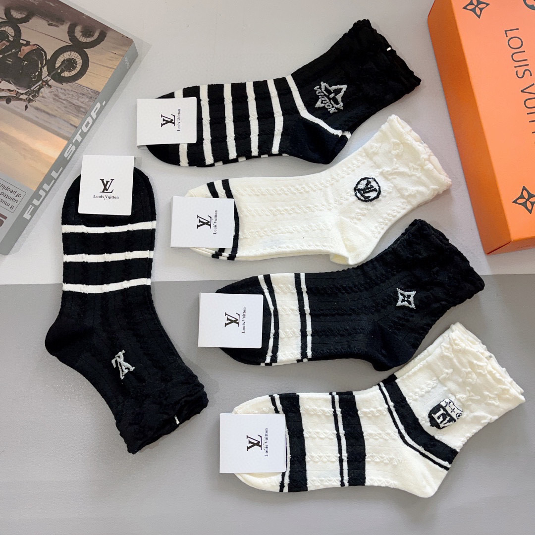 配包装（一盒5双）
 🌟 LV 路易威登 超火爆小单品袜子，竹棉面料，潮人必备 爆款，经典字母logo中