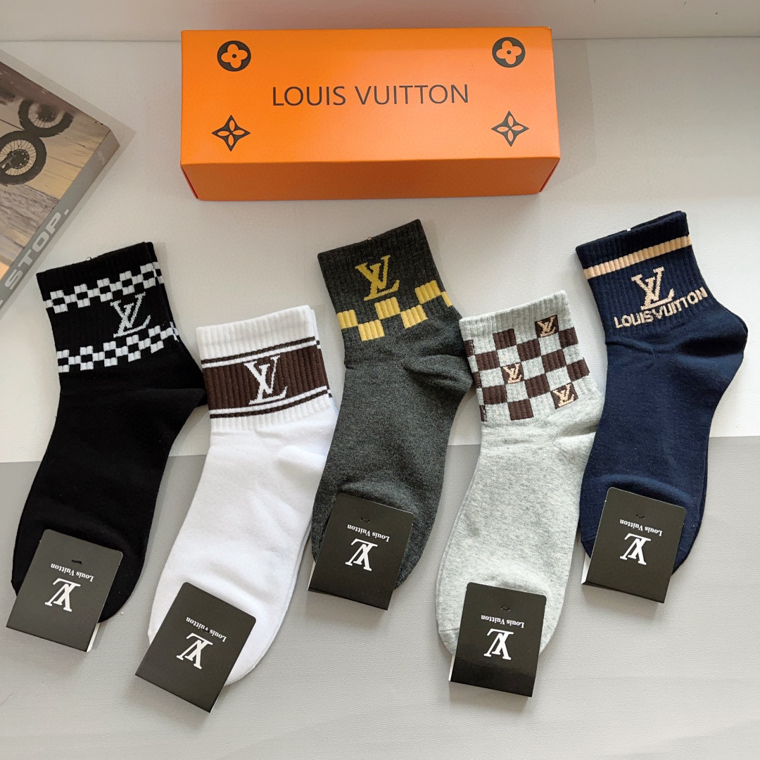 配包装（一盒5双） 
🌟 LV 路易威登 超火爆男款中筒袜子、纯棉面料，潮人必备款，个性时尚百搭款，！你