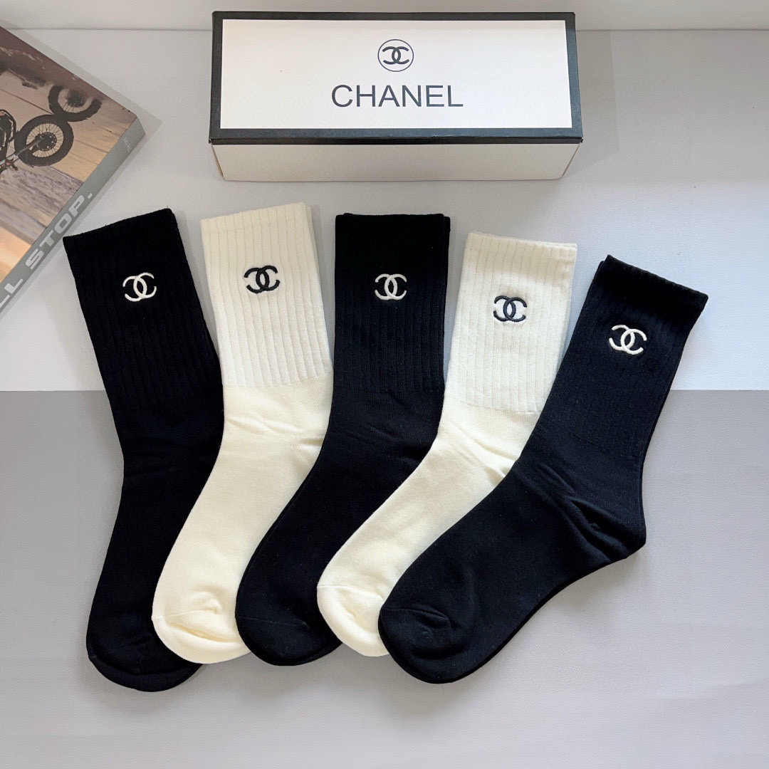 配包装【一盒5双】
CHANEL （香奈儿）高版本刺绣超级柔软长筒袜子。潮人必不可少的时尚专柜代购长筒袜