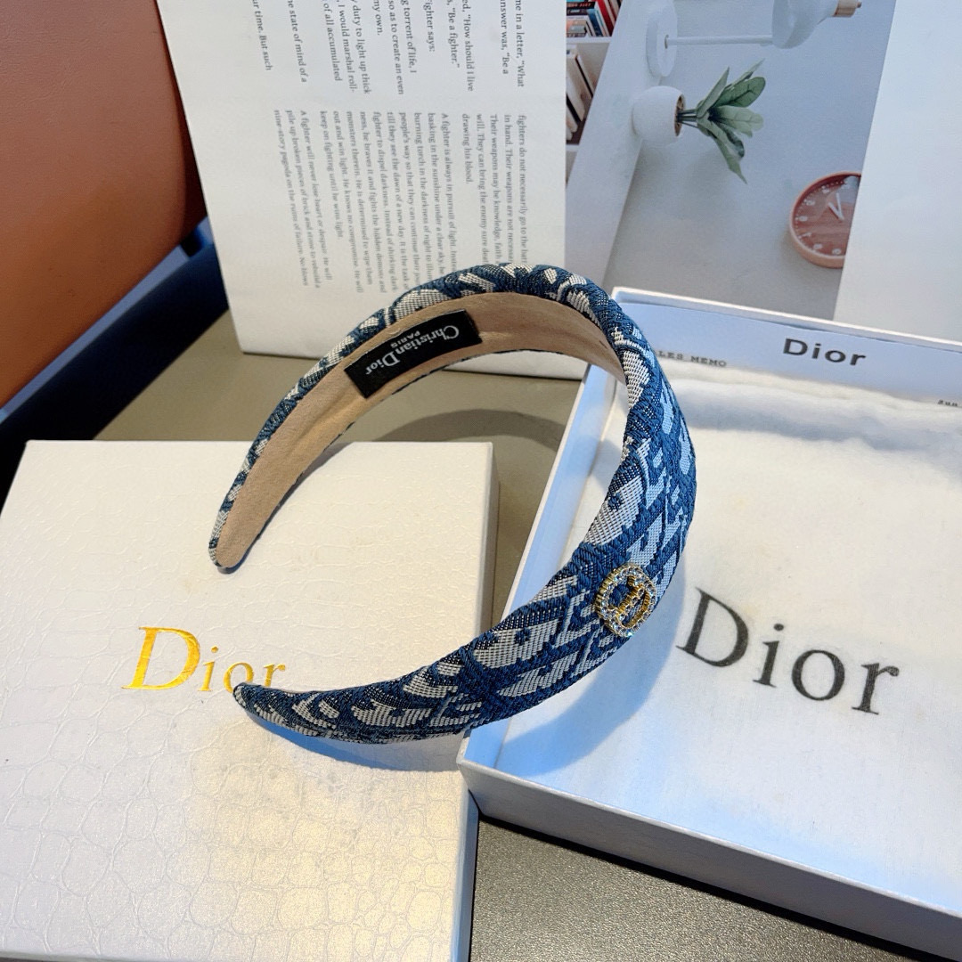 配包装
Dior（迪奥） 火爆新款经典D字母宽版发箍,专柜品质 让你的魅力绽放 清新淑女范让时尚更简单。