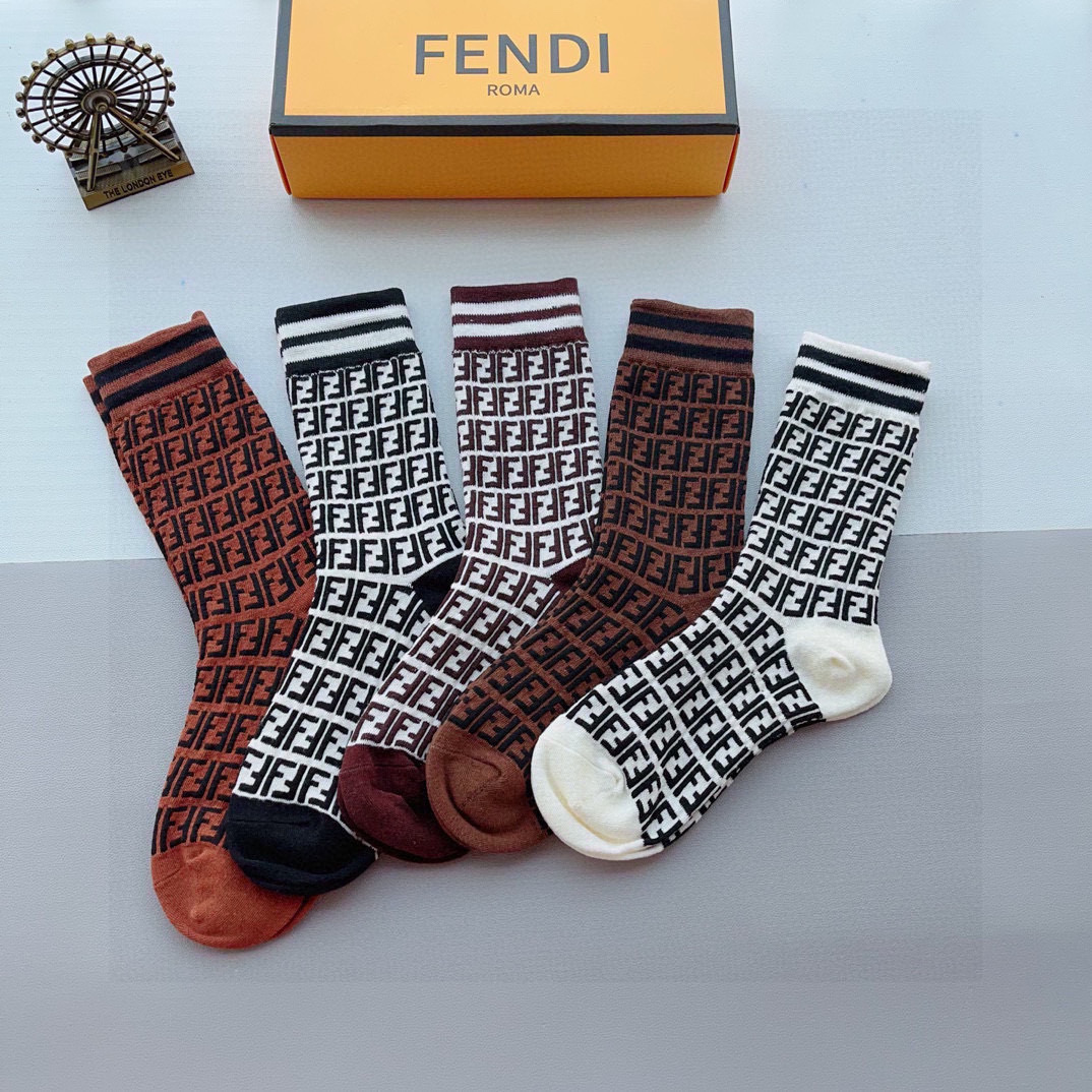 NO:296694,Packaging (one box of 5 pairs) FENDI letter pair F hot stockings, pure cotton fabric, same style as counter pure cotton fabric, practical and easy to wear, soft and breathable, fashionable and versatile, big brands go out on the street. Socks, stockings, socks, fendi, fendi, fendi, socks19860909配包装（一盒5双） FENDI 芬迪 字母双Ｆ爆款中长筒袜,纯棉面料, 专柜同款 纯棉面料,实用好穿 柔软透气,时尚百搭款,大牌出街.袜子,丝袜,袜子,fendi,fendi,socks,accessory