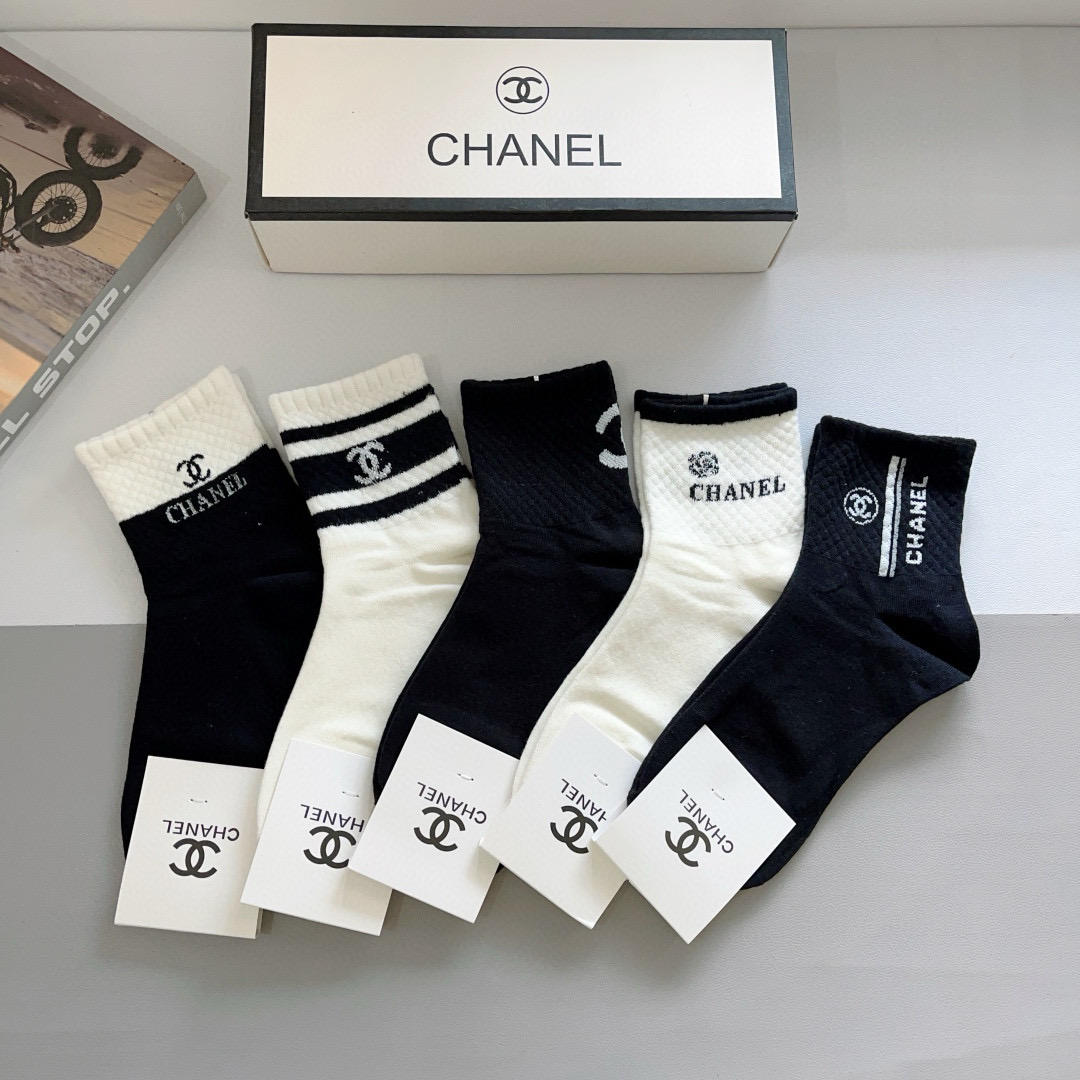 NO:296698,Packaging (one box of 5 pairs) CHANEL Chanel classic mid-tube socks high-version pure cotton material is soft, instantly sold out ordinary goods in the market, classic double C pattern logo, counter synchronous socks, big brands on the street, must-have for trendy people, super easy to match socks, stockings, socks, chanel, chanel, socks19860909配包装（一盒5双） CHANEL 香奈儿经典中筒袜子高版本纯棉材质柔软,秒杀市场普通货,经典的双C图案logo,专柜同步袜子大牌出街,潮人必备,超好搭袜子,丝袜,袜子,chanel,chanel,socks,accessory
