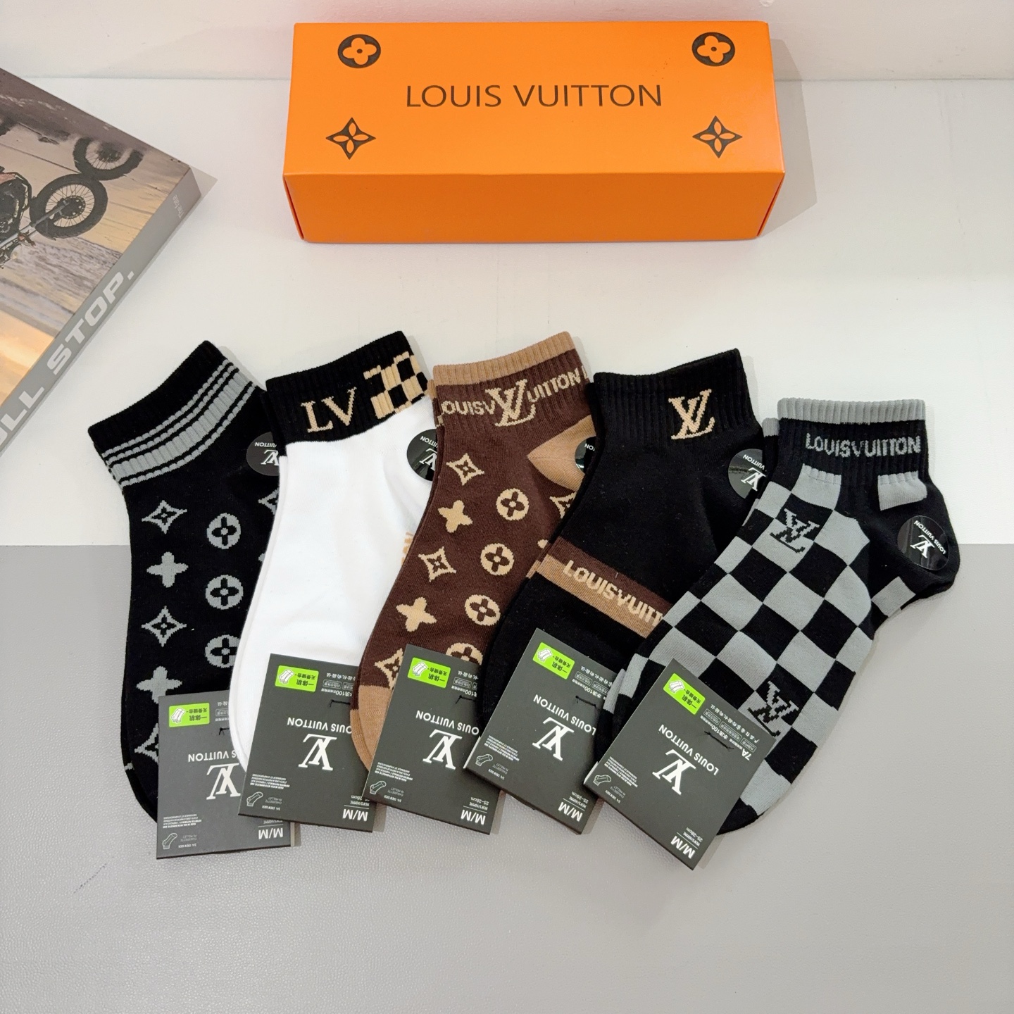 NO:296714,Packaging (5 pairs per box) LV Louis Vuitton Super popular men's socks Pure cotton fabric, classic letter logo boat socks, personalized and fashionable and versatile style,!  You deserve it. Super soft material, comfortable and breathable, fashionable and versatile style. Socks, stockings, socks, louis vuitton, louis vuitton, socks19860909配包装（一盒5双）  LV 路易威登 超火男款袜子 纯棉面料,经典字母logo船袜,个性时尚百搭款,！你值得拥有哦 超柔软材质,舒适透气,时尚百搭款 袜子,丝袜,袜子,louis vuitton,louis vuitton,socks,accessory