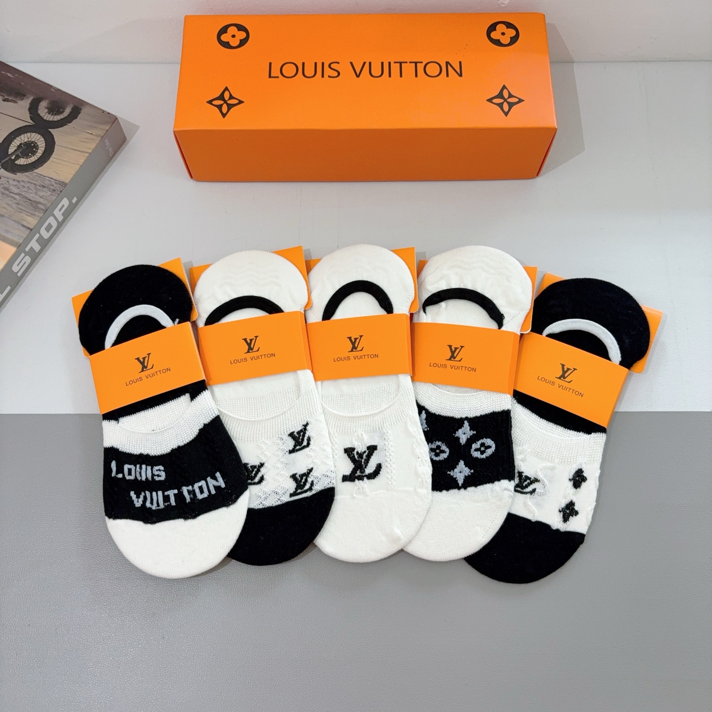 NO:296752,Packaging (5 pairs per box) LV Louis Vuitton, bamboo cotton socks, a must-have hot product for trendy people, classic letter logo boat socks, personalized and fashionable and versatile style,!  Super soft material, comfortable and breathable, fashionable and versatile style socks, stockings, socks, louis vuitton, louis vuitton, socks19860909配包装（一盒5双）  LV 路易威登 ,竹棉袜子 潮人必备爆款,经典字母logo船袜,个性时尚百搭款,！超柔软材质,舒适透气,时尚百搭款 袜子,丝袜,袜子,louis vuitton,louis vuitton,socks,accessory