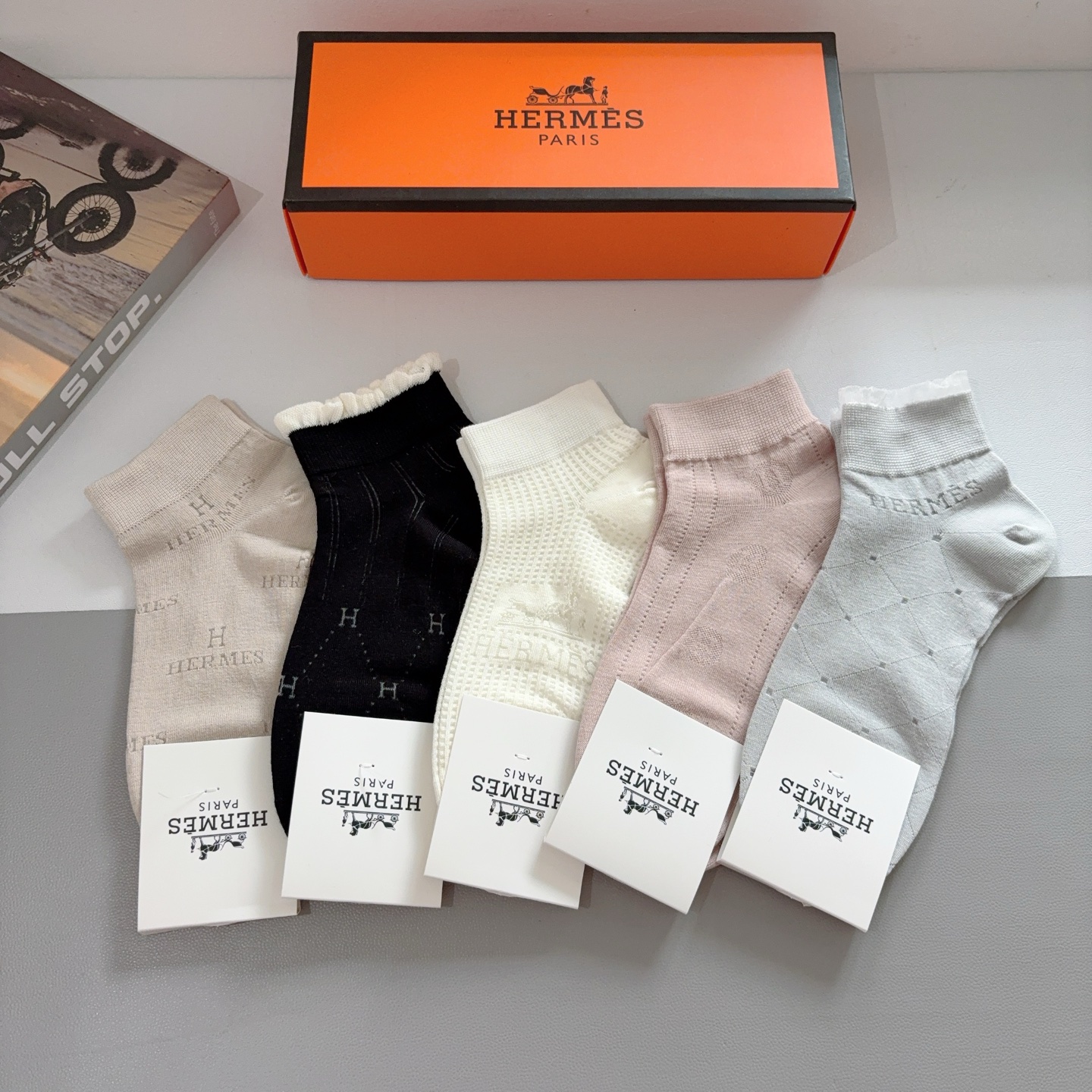 NO:296762,Packaging [one box of 5 pairs] HERMES Hermes High-version bamboo cotton socks super soft short socks must be missed by trendy people. Short socks, super high-quality matching. Recommended recommendations~~ Must-in-one fashionable items!  !  !  socks, stockings, socks, hermes, hermes, socks19860909配包装【一盒5双】 HERMES爱马仕 高版本竹棉袜子超级柔软短袜潮人必不能少的专柜代购品质 短款袜子 ,搭配起来超高逼格 推荐推荐推荐～～必入时髦小单品！！！袜子,丝袜,袜子,hermes,hermes,socks,accessory