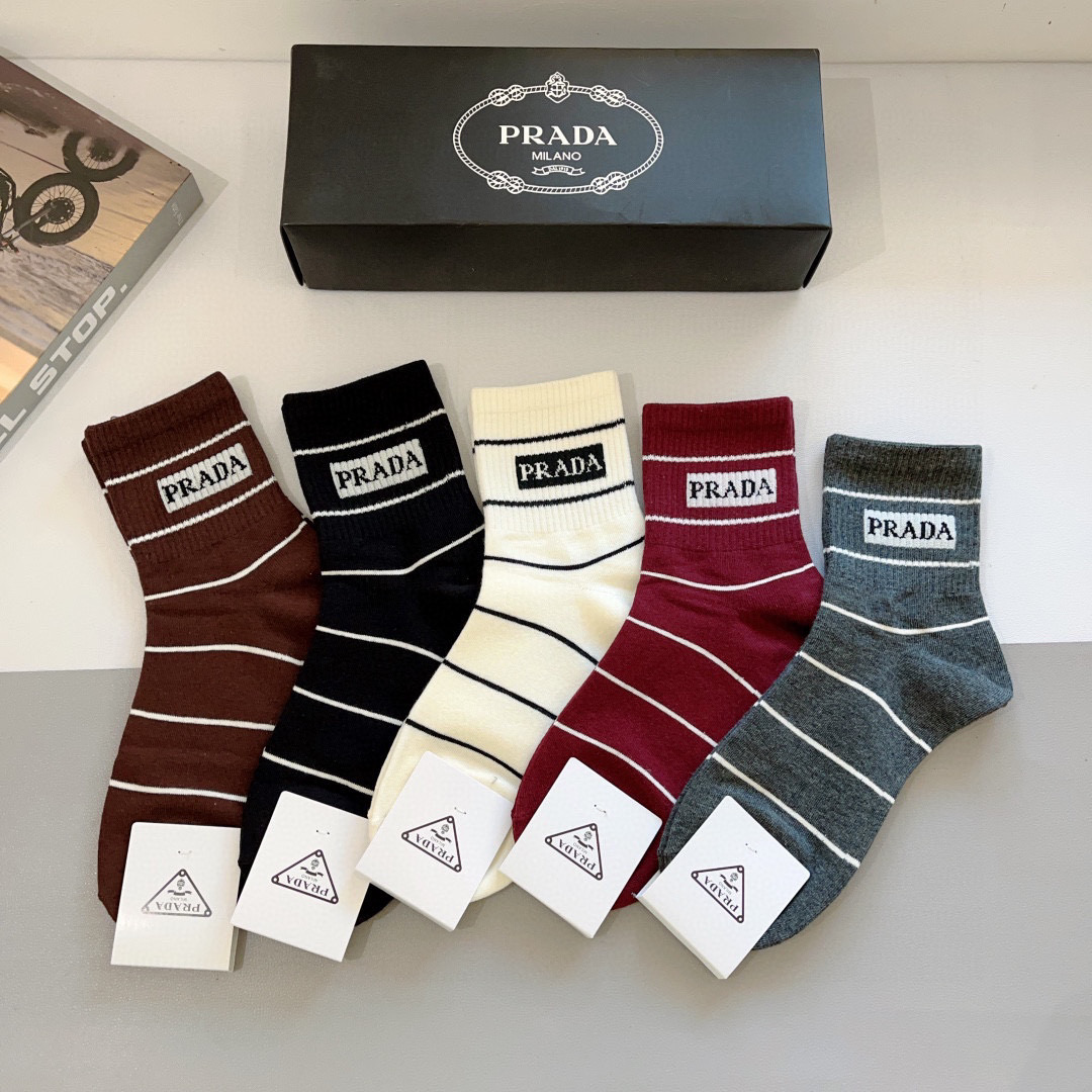 NO:297575,Packaging (one box of 5 pairs) PRADA (Prada) New high-end medium-tube pure cotton socks!  Hot Triangle Letters Counter Synchronized Medium Socks, Big Brands Going on the Street, Trendy People Must Have Super Good Fitness, Stockings, Socks, Prada, Prada, Socks19860909配包装（一盒5双） PRADA（普拉达） 新款高端中筒纯棉材质袜子！爆款三角标字母专柜同步中筒袜,大牌出街,潮人必备超好搭补子,丝袜,袜子,prada,prada,socks,accessory