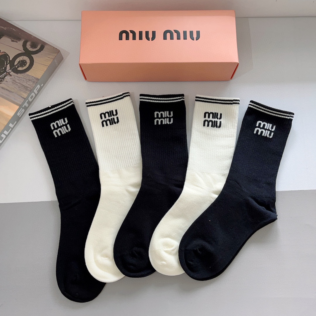 NO:297555,Packaging [one box of 5 pairs] miumiu · miumiu high-quality new internet celebrity long tube socks ins celebrity celebrity recommendations are very popular pure cotton material, lightweight, soft and breathable, universal in all seasons, must-have for European and American brands on the streets. Tough, stockings, socks, miumiu, socks19860909配包装【一盒5双】 miumiu · 缪缪 高品质新款网红长筒袜子ins明星网红推荐火爆至极纯棉材质,轻薄柔软透气,四季通用,欧美大牌街头必备 补子,丝袜,袜子,miumiu,socks,accessory