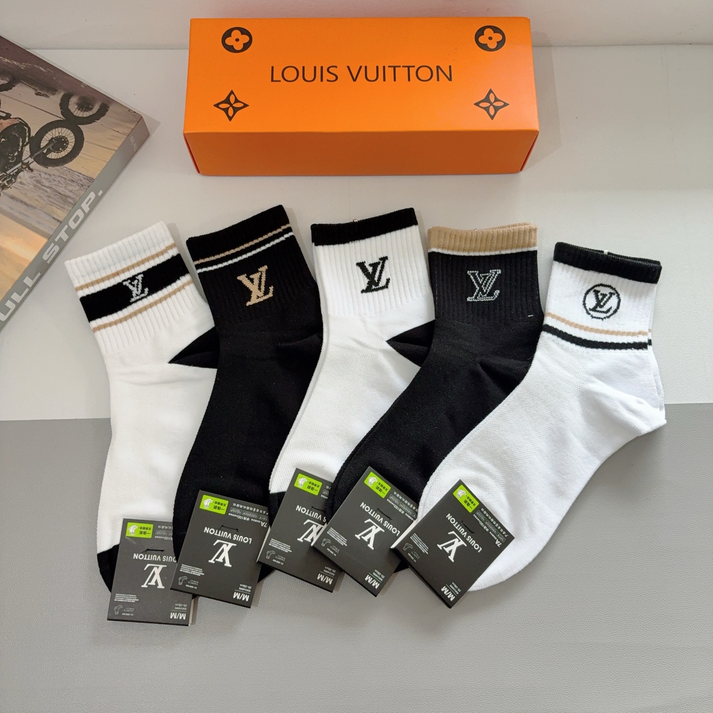 NO:297599,Packaging (5 pairs per box) LV Louis Vuitton Super popular pure cotton men's mid-tube socks, a must-have for trendy people. Hot style, unique and fashionable and versatile,!  You deserve super soft material, comfortable and breathable, fashionable and versatile style.19860909配包装（一盒5双）  LV 路易威登 超火爆纯棉男款中筒袜子、潮人必备 爆款,个性时尚百搭款,！你值得拥有哦超柔软材质,舒适透气,时尚百搭款 补子,丝袜,袜子,louis vuitton,louis vuitton,socks,accessory