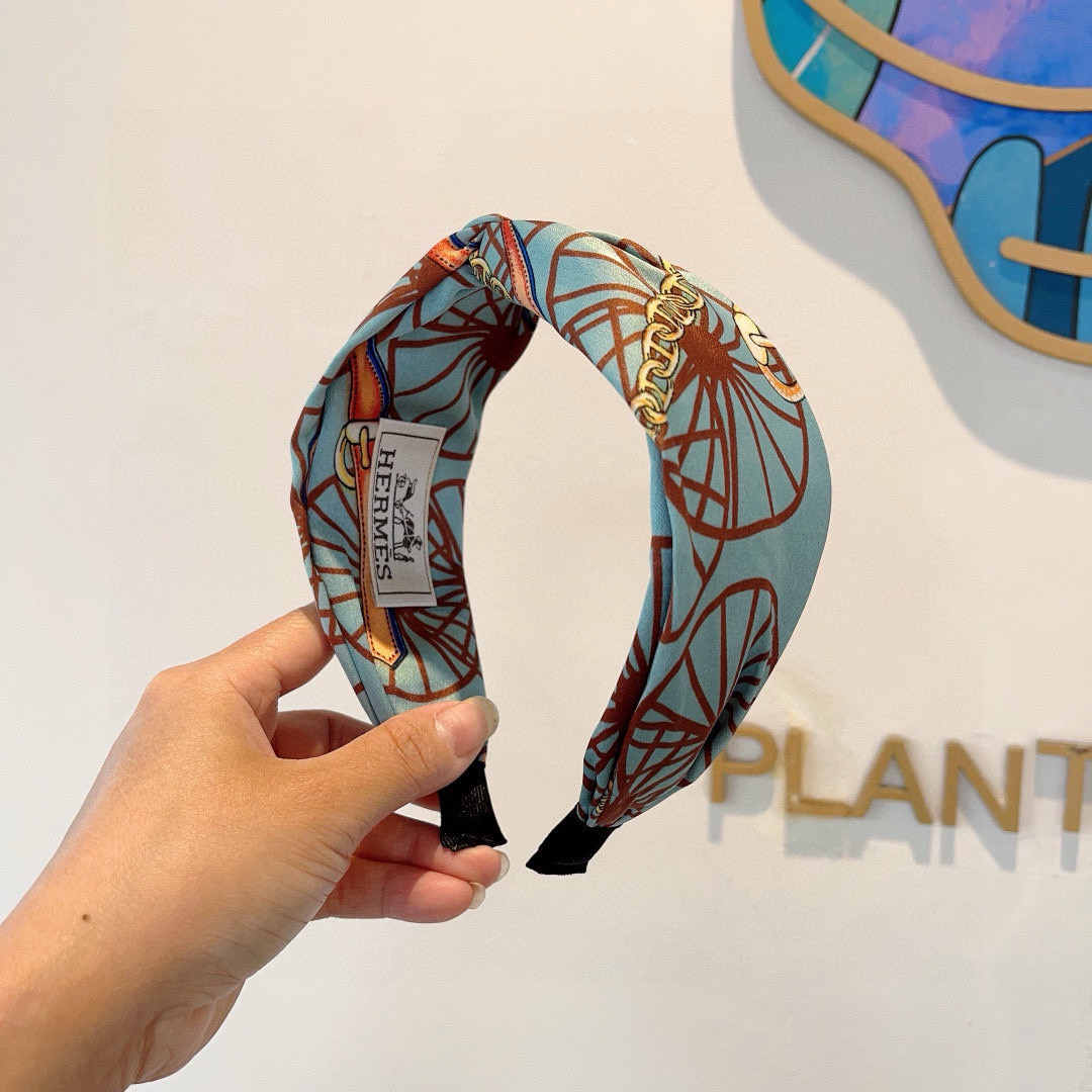 NO:300585,Packaging Hermes (Hermes) is a popular custom-made headband, the same style as the internet celebrity, imported silk fabric, export orders and details are all shot!  The special fabric is very textured!  hairpins, hairpins, hermes, hermes, real silk, hairpins19860909配包装 Hermes（爱马仕） 火爆定制款发箍,网红同款 进口真丝面料, 出口订单、细节全部实拍！特制面料非常显质感！发夹,发夹,hermes,hermes,real silk,hairpins,accessory