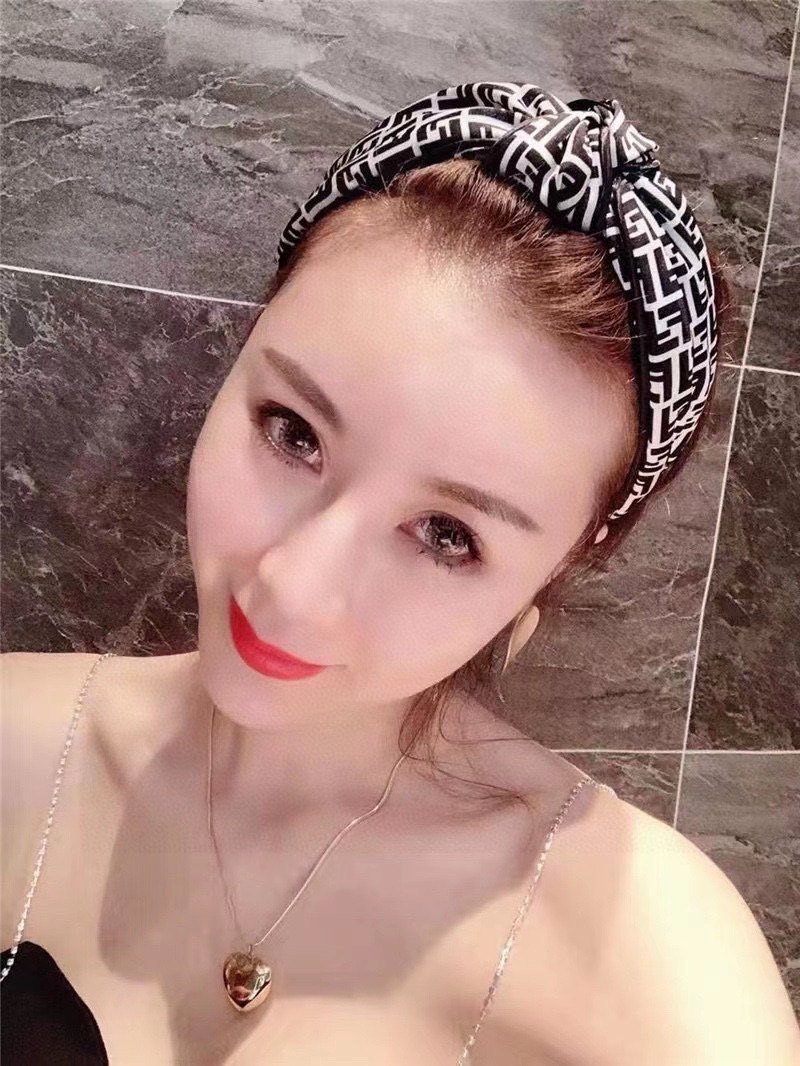 NO:300588,Packaging FENDI new style of fashionable big-brand headband in the middle, wide version of original single product, simple and versatile, a must-have for trendy women, super high-end!  hairpins, hairpins, fendi, fendi, hairpins19860909配包装 FENDI 芬迪 新款中间结洋气大牌范儿发箍,宽版原单货, 简约百搭,潮女必备品,超级的高大上！发夹,发夹,fendi,fendi,hairpins,accessory