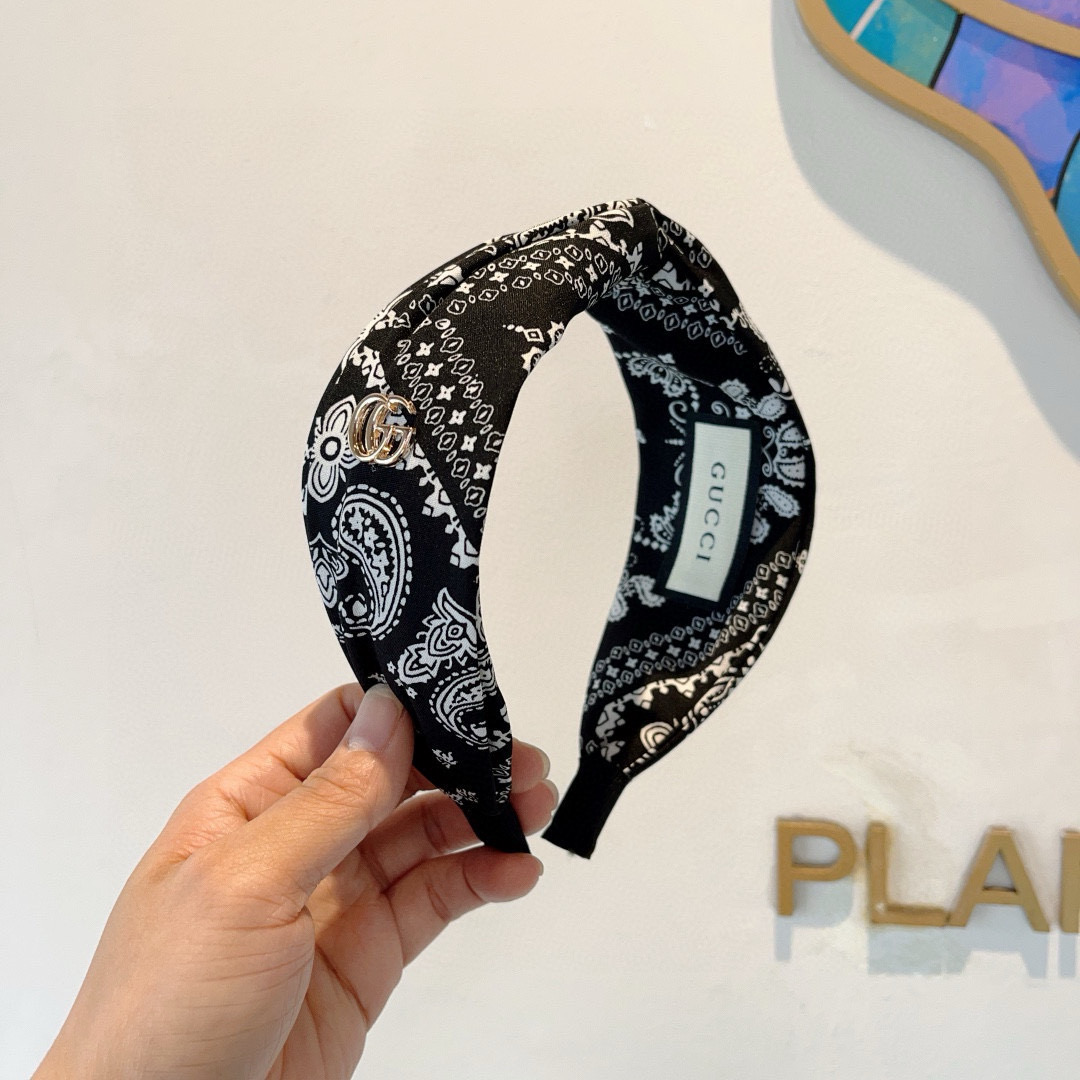 NO:300589,Packaged by Gucci Guci, a classic new headband for internet celebrities, a must-have single headband for goddesses, very versatile and fashionable!  hairpins, hairpins, gucci, hairpins19860909配包装 Gucci古奇 网红经典新款发箍,女神必备单品头箍,非常百搭,时尚潮流！发夹,发夹,gucci,hairpins,accessory