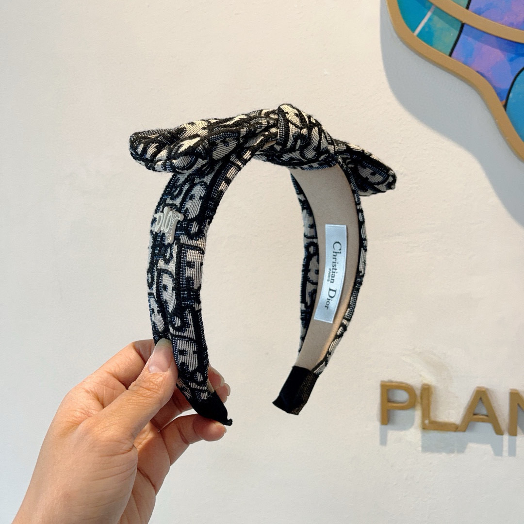 NO:300599,Packaging Dior (Dior) classic new high-end brand headband, popular internet celebrity D letter anti-slip headband, let your charm bloom, fresh ladylike style makes fashion simpler. Hairpins, hairpins, dior, dior, hairpins19860909配包装 Dior（迪奥） 经典新款高版本大牌发箍, 网红爆款D字母防滑头箍、让你的魅力绽放 清新淑女范让时尚更简单.发夹,发夹,dior,dior,hairpins,accessory
