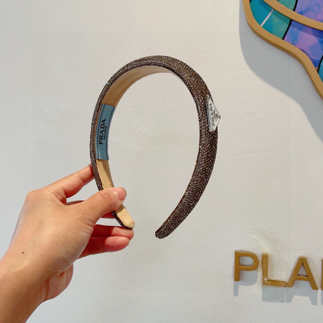 NO:300609,Packaging PRADA (Prada) New European and American trendy color sticker hairband, same style as celebrities, goddess must-have items, very versatile, fashionable and trendy, wear it full of tallness. Hairpins, hairpins, prada, prada, hairpins19860909配包装 PRADA（普拉达） 欧美新款潮流色彩贴钻发箍,明星同款 女神必备单品,非常百搭,时尚潮流, 戴上它满满的高大上.发夹,发夹,prada,prada,hairpins,accessory