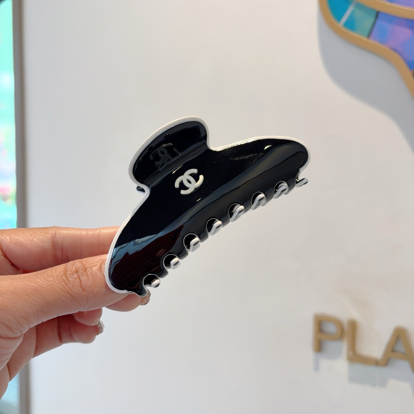 NO:300613,Packaging (single) ＣＨＡＮＥＬ Chanel high-quality one-way clip, versatile simple hairpin Original single material, goddess must-have item, super exquisite! celebrity style. Hairpins, hairpins, chanel, hairpins19860909配包装（单个） ＣＨＡＮＥＬ香奈儿高颜值一字抓夹,百搭简约发夹 原单材质,女神必备单品,超级精致哦!名媛范儿.发夹,发夹,chanel,hairpins,accessory