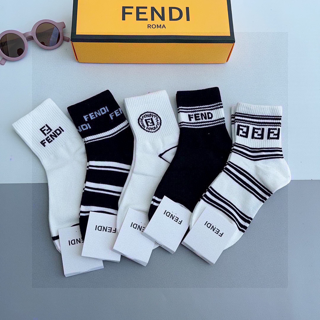 NO:296935,Packaging (one box of 5 pairs) FENDI letter double F hot stockings, pure cotton fabric, same style as counter pure cotton fabric, practical and easy to wear, soft and breathable, fashionable and versatile, big brands go out on the street. Socks, stockings, socks, fendi, fendi, socks19860909配包装（一盒5双） FENDI 芬迪 字母双Ｆ爆款中筒袜,纯棉面料, 专柜同款 纯棉面料,实用好穿 柔软透气,时尚百搭款,大牌出街.袜子,丝袜,袜子,fendi,fendi,socks,accessory