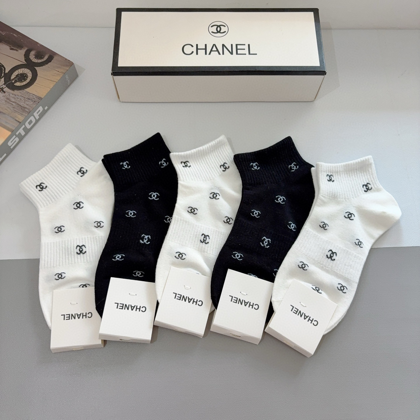 NO:296951,Packaging (one box of 5 pairs) CHANEL classic boat socks high-version pure cotton material is soft, instantly sold out ordinary goods in the market, classic double C pattern logo, counter synchronous socks, big brands on the street, a must-have for trendy people, super easy to match socks, stockings, socks, chanel, chanel, socks19860909配包装（一盒5双） CHANEL 香奈儿经典船袜高版本纯棉材质柔软,秒杀市场普通货,经典的双C图案logo,专柜同步袜子大牌出街,潮人必备,超好搭袜子,丝袜,袜子,chanel,chanel,socks,accessory