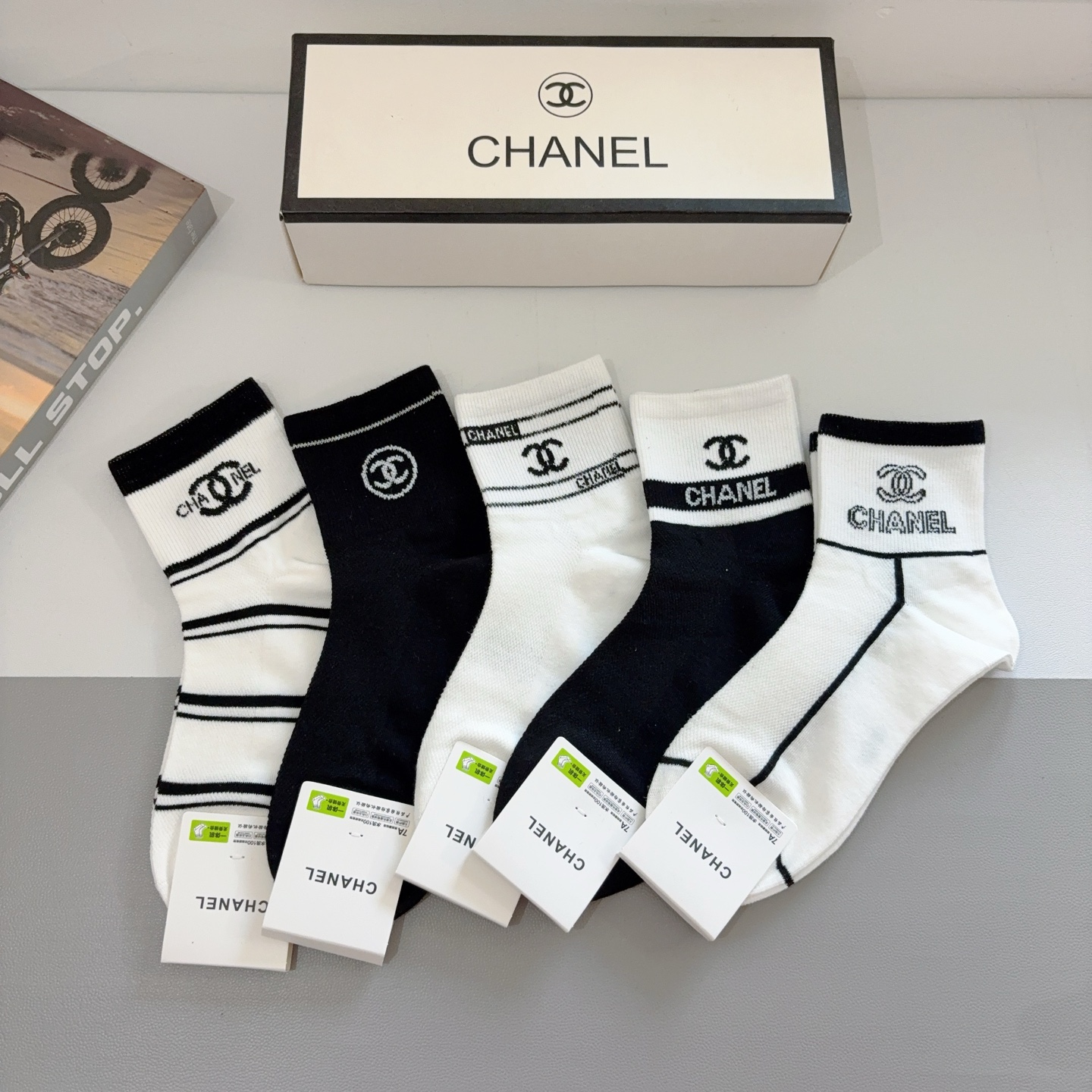 NO:296977,Packaging (one box of 5 pairs) CHANEL Chanel classic mid-tube socks high-version pure cotton material is soft, instantly sold out ordinary goods in the market, classic double C pattern logo, counter synchronous socks, big brands on the street, must-have for trendy people, super easy to match socks, stockings, socks, chanel, chanel, socks19860909配包装（一盒5双） CHANEL 香奈儿经典中筒袜子高版本纯棉材质柔软,秒杀市场普通货,经典的双C图案logo,专柜同步袜子大牌出街,潮人必备,超好搭袜子,丝袜,袜子,chanel,chanel,socks,accessory