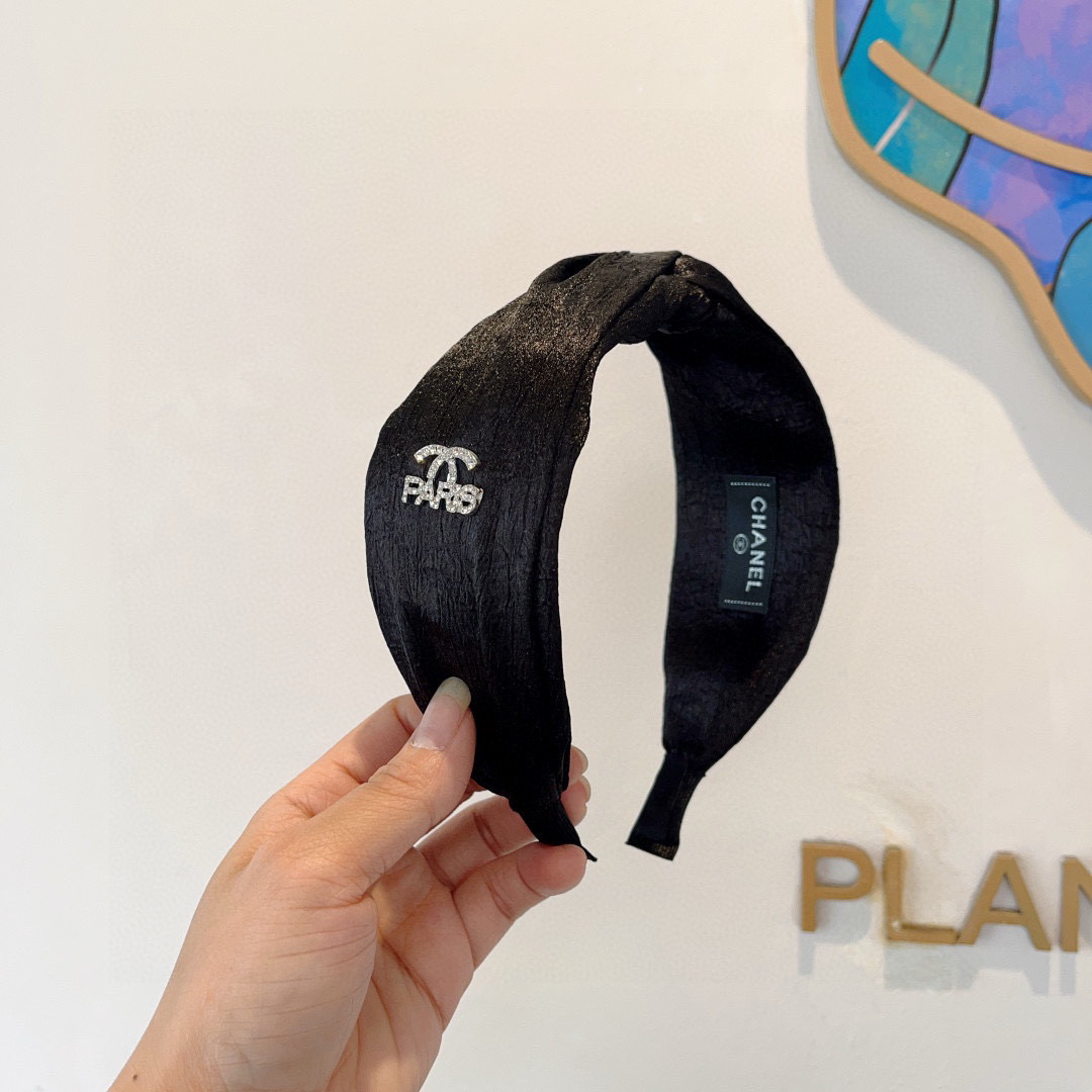 NO:300600,Packaging CHANEL (Chanel) new exquisite letter wide-edge headband, retro internet celebrity popular headband. Paired with high-end materials, super exquisite, fashionable and high-end versatile style. Hairpins, hairpins, chanel, chanel, hairpins19860909配包装 CHANEL（香奈儿）新款精美字母宽边发箍,复古网红爆款头箍 搭配高端材质,超精致,时尚高级感百搭款.发夹,发夹,chanel,chanel,hairpins,accessory