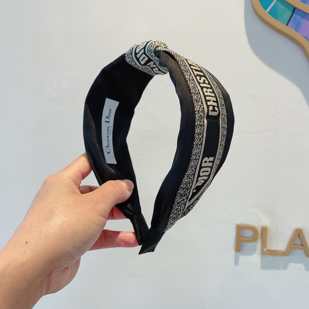 NO:300604,Packaging Dior (Dior) Popular new D letter silk wide version hairband, counter quality, let your charm bloom, the fresh lady style makes fashion simpler. Hairpins, hairpins, dior, dior, real silk, hairpins19860909配包装 Dior（迪奥） 火爆新款D字母真丝宽版发箍,专柜品质 让你的魅力绽放 清新淑女范让时尚更简单.发夹,发夹,dior,dior,real silk,hairpins,accessory