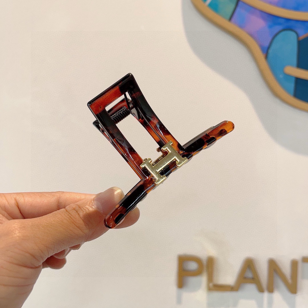 NO:300614,Packaging HERMES (Hermes) new counter hair clip, classic sweet princess style, big brand high-end clip. Super exquisite, it will be exciting to change pictures!  Internet celebrity hits!  hairpins, hairpins, hermes, hermes, hairpins19860909配包装 HERMES（爱马仕） 专柜新款发夹,经典甜美公主风 大牌高级感抓夹.超精致,转图必爆哈！网红爆款！发夹,发夹,hermes,hermes,hairpins,accessory