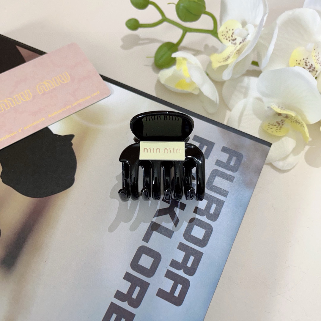 NO:300616,Packaging (single) MIUMIU (Miao Miu) new high-end summer colored hair clips, acrylic original single product, simple and versatile, super high-end!  hairpins, hairpins, miumiu, hairpins19860909配包装（单个） MIUMIU（缪缪）新款高级感夏季彩色盘发抓夹 、亚克力原单货,简约百搭,超级的高大上！发夹,发夹,miumiu,hairpins,accessory