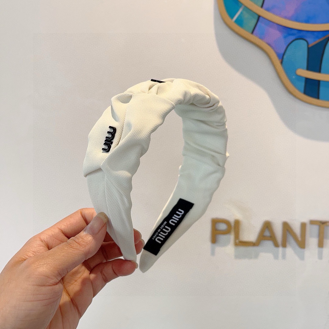 NO:300624,Packaged with miumiu new Korean pleated letter headband, all the details are shot!  Rhinestone special fabric is very textured, classic and never out of time hairpins, hairpins, miumiu, hairpins19860909配包装 miumiu 缪缪 新款韩版褶皱字母发箍,细节全部实拍！水钻特制面料非常显质感、经典而又永不过时发夹,发夹,miumiu,hairpins,accessory