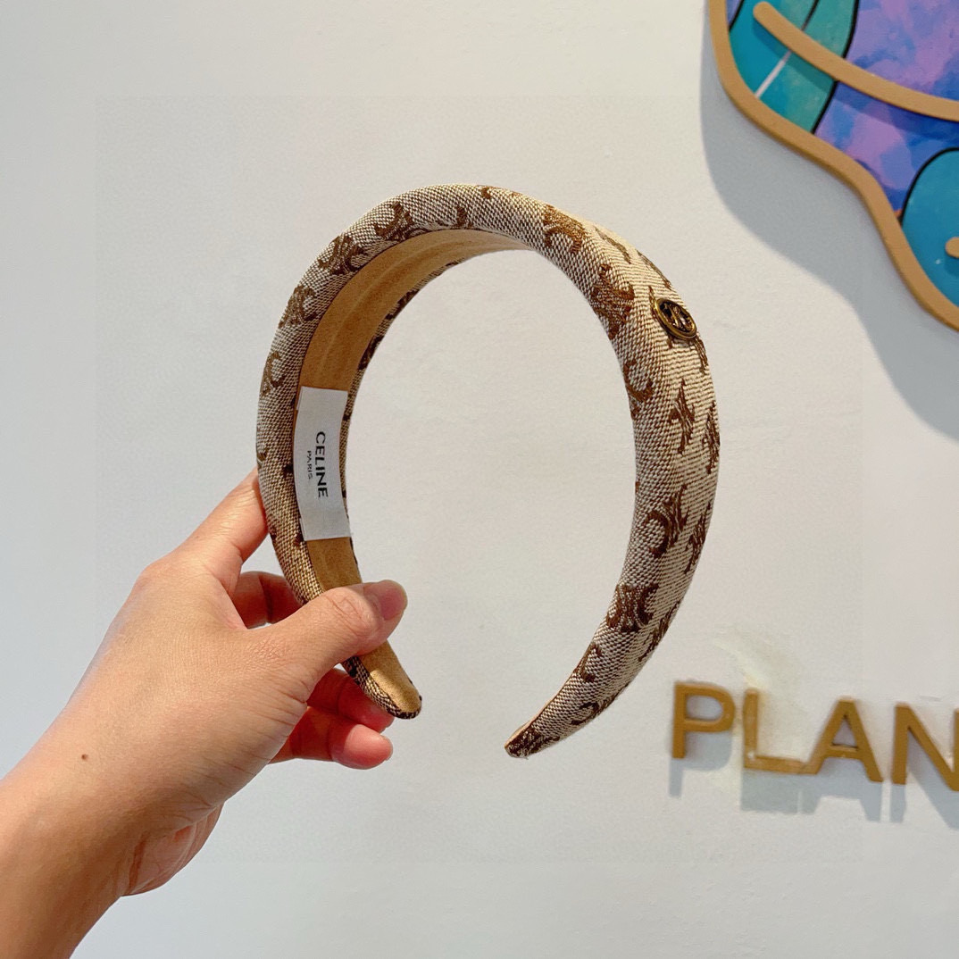 NO:300655,Packaging CELINE retro letters internet celebrity headband, wide-edged small headband in summer, comfortable and stress-free, high-end feel very fashionable and versatile when going out, and a goddess must have!  celebrity style. Hairpins, hairpins, celine, celine, hairpins19860909配包装 CELINE（赛琳）复古字母网红爆款发箍,夏天宽边显脸小头箍 佩戴舒适无压力,高级感外出非常时尚百搭、女神必备！名媛范儿.发夹,发夹,celine,celine,hairpins,accessory