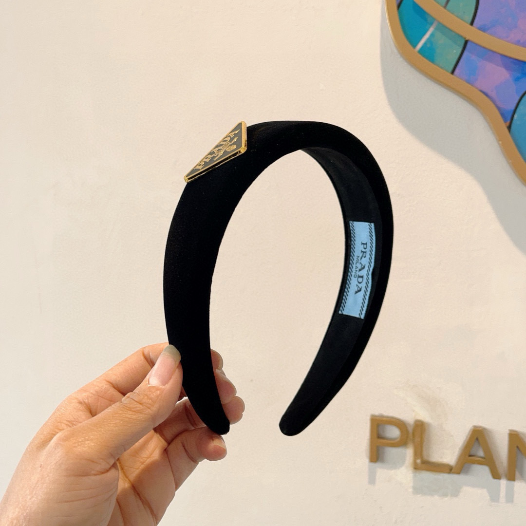 NO:300661,Packaging PRADA (Prada) new trendy letter headband. A must-have item for temperament goddess, very versatile and fashionable. Wear it full of tallness. Hairpins, hairpins, prada, prada, hairpins19860909配包装 PRADA（普拉达）新款潮流字母发箍.气质女神必备单品,非常百搭,时尚潮流, 戴上它满满的高大上.发夹,发夹,prada,prada,hairpins,accessory