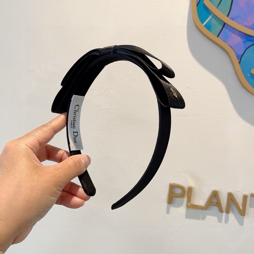 NO:300663,Packaging Dior (Dior) New wide-edge high-quality headband, popular internet celebrity anti-slip headband, let your charm bloom, the fresh ladylike style makes fashion simpler. Hairpins, hairpins, dior, dior, hairpins19860909配包装 Dior（迪奥） 新款宽边高级感大牌发箍, 网红爆款防滑头箍、让你的魅力绽放 清新淑女范让时尚更简单.发夹,发夹,dior,dior,hairpins,accessory
