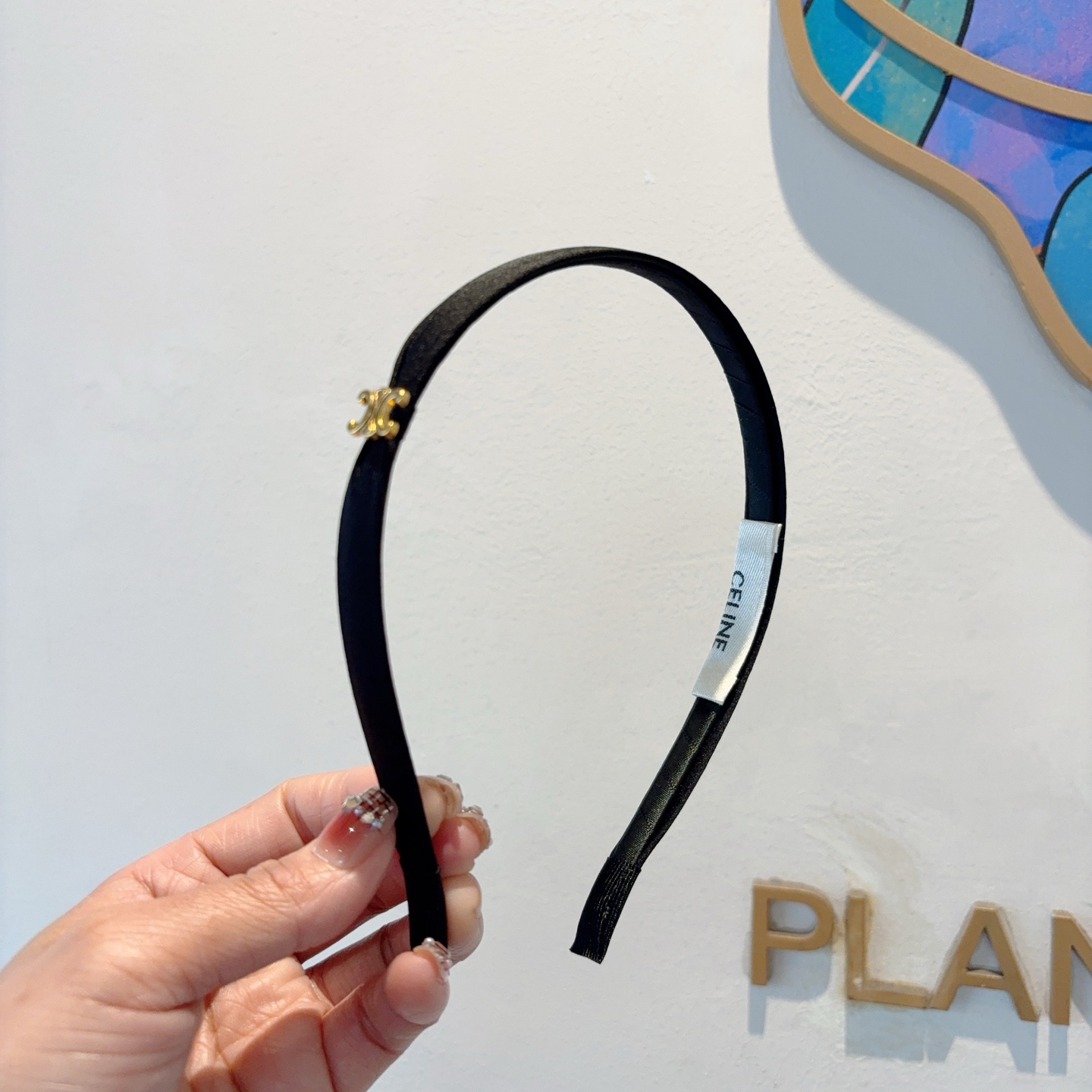 NO:300664,Packaging CELINE retro letters internet celebrity new headband, wide-edged face-showing small headband in summer, comfortable and stress-free, high-end feel very fashionable and versatile when going out, and a goddess must have!  celebrity style. Hairpins, hairpins, celine, celine, hairpins19860909配包装 CELINE（赛琳）复古字母网红新款发箍,夏天宽边显脸小头箍 佩戴舒适无压力,高级感外出非常时尚百搭、女神必备！名媛范儿.发夹,发夹,celine,celine,hairpins,accessory