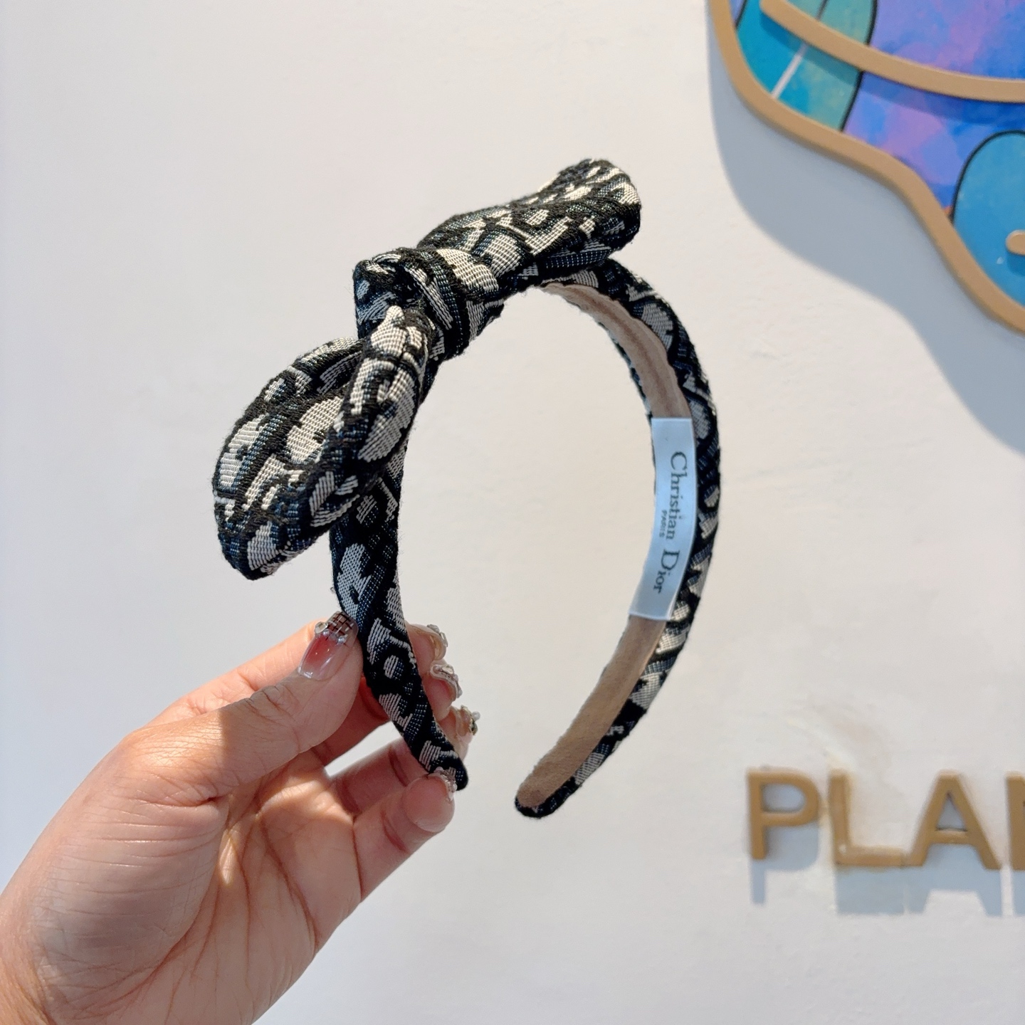 NO:300665,Packaging Dior (Dior) Classic letter big-name beveled headband, popular internet celebrity anti-slip headband, let your charm bloom, fresh ladylike style makes fashion simpler. Hairpins, hairpins, dior, dior, hairpins19860909配包装 Dior（迪奥） 经典字母大牌斜角发箍, 网红爆款防滑头箍、让你的魅力绽放 清新淑女范让时尚更简单.发夹,发夹,dior,dior,hairpins,accessory