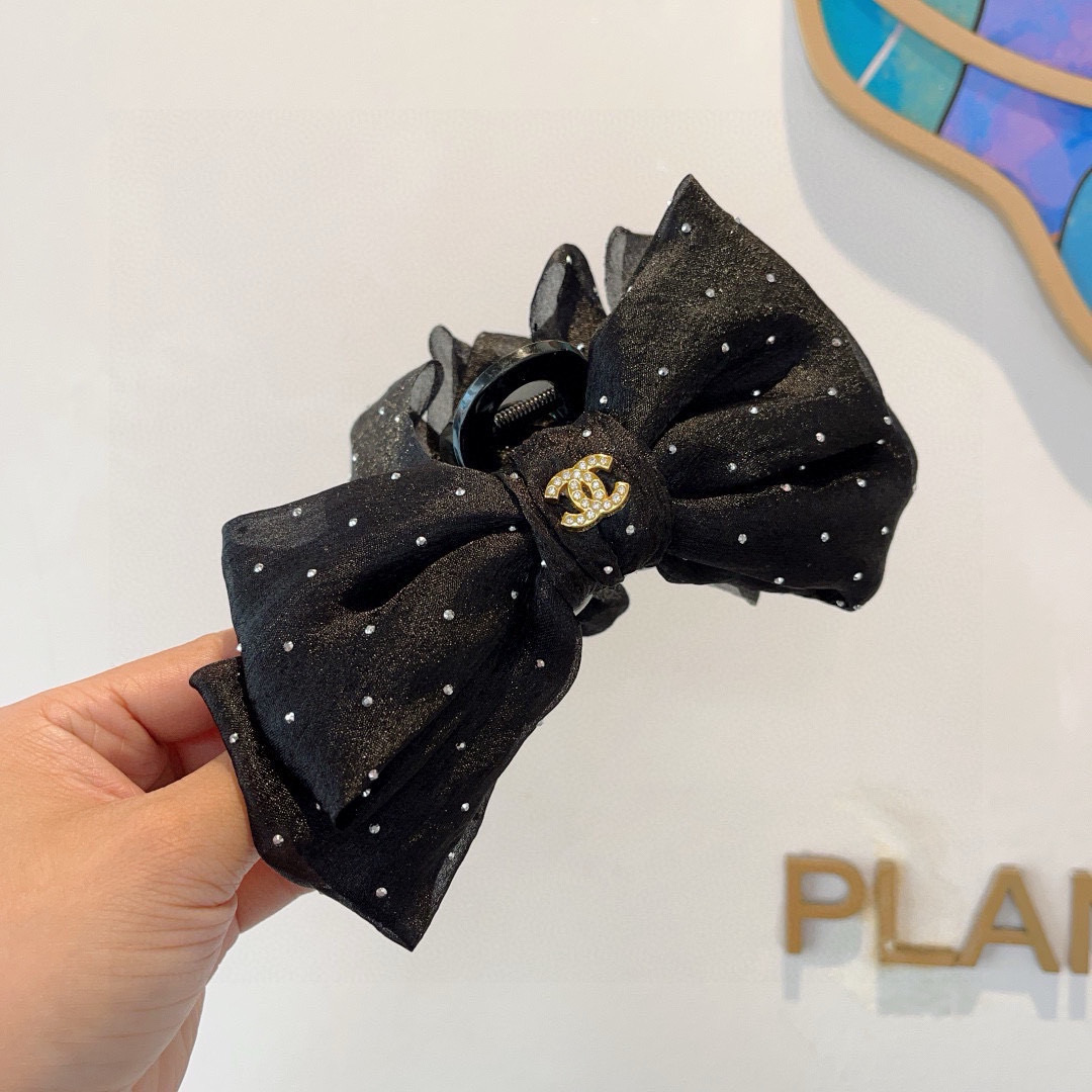 NO:297864,Packaging CHANEL (Chanel) new headdress bow clip, high-end letter simple retro hair clip original single product, simple and versatile, a must-have for trendy women, super high-end!  socks, stockings, socks, chanel, chanel, socks, hairpins19860909配包装 CHANEL（香奈儿）新款头饰蝴蝶结抓夹,高级感字母简约复古发夹原单货,简约百搭,潮女必备品,超级的高大上！袜子,丝袜,袜子,chanel,chanel,socks,hairpins,accessory