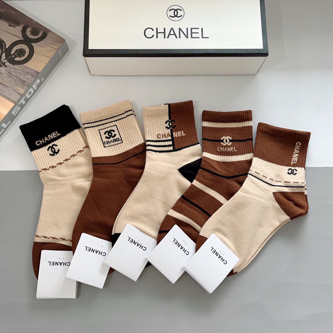 NO:297879,Packaging (one box of 5 pairs) CHANEL classic socks high-version pure cotton material is soft, instantly sold out ordinary goods in the market, classic double C pattern logo, counter synchronous socks, big brands on the street, must-have for trendy people, super easy to match socks, stockings, socks, chanel, chanel, socks19860909配包装（一盒5双） CHANEL 香奈儿经典袜子高版本纯棉材质柔软,秒杀市场普通货,经典的双C图案logo,专柜同步袜子大牌出街,潮人必备,超好搭袜子,丝袜,袜子,chanel,chanel,socks,accessory