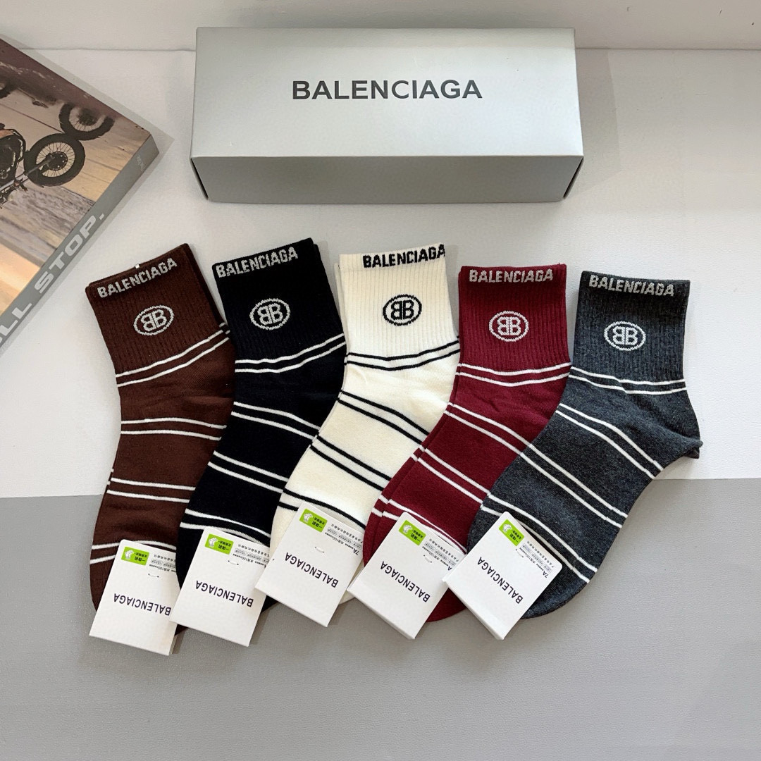 NO:297865,Packaging [one box of 5 pairs] BALENCIAGA New mid-tube socks are indispensable for fashion counter purchasing socks for trendy people, super fashionable and trendy and versatile!  socks, stockings, socks, balenciaga, balenciaga, socks19860909配包装【一盒5双】 BALENCIAGA 巴黎世家 新款中筒袜子潮人必不可少的时尚专柜代购袜子 ,超级时尚潮流百搭款！袜子,丝袜,袜子,balenciaga,balenciaga,socks,accessory