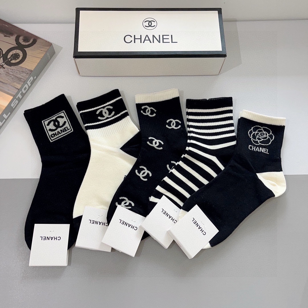 NO:297652,Packaging (one box of 5 pairs) CHANEL Chanel classic mid-tube socks high-version pure cotton material is soft, instantly sold out ordinary goods in the market, classic double C pattern logo, counter synchronous socks, big brands on the street, must-have for trendy people, super easy to match socks, stockings, socks, chanel, chanel, socks19860909配包装（一盒5双） CHANEL 香奈儿经典中筒袜子高版本纯棉材质柔软,秒杀市场普通货,经典的双C图案logo,专柜同步袜子大牌出街,潮人必备,超好搭袜子,丝袜,袜子,chanel,chanel,socks,accessory