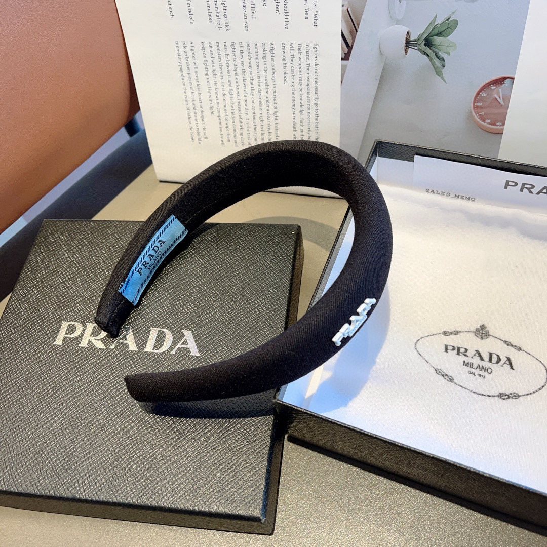 PRADA’s Stylish New Packaging with Hairy Head and Goddess Emblem on Page 99 - 图片 8