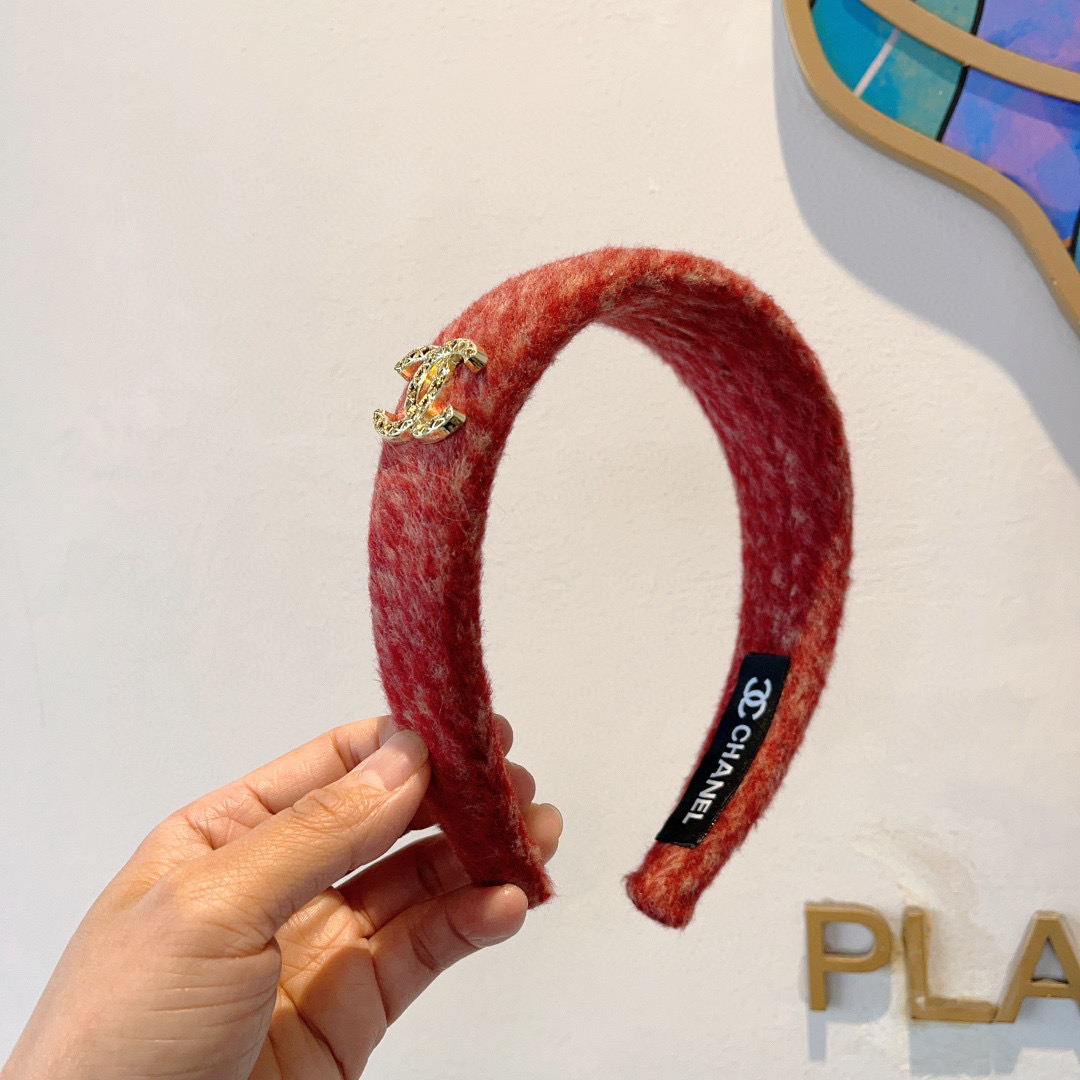 NO:300847,Packaging CHANEL (Chanel) autumn and winter new exquisite wool wide-edged headband, retro internet celebrity popular headband, paired with high-end materials, super exquisite, fashionable and high-end versatile style. Hairpins, hairpins, chanel, chanel, hairpins19860909配包装 CHANEL（香奈儿）秋冬新款精美毛呢宽边发箍,复古网红爆款头箍 搭配高端材质,超精致,时尚高级感百搭款.发夹,发夹,chanel,chanel,hairpins,accessory