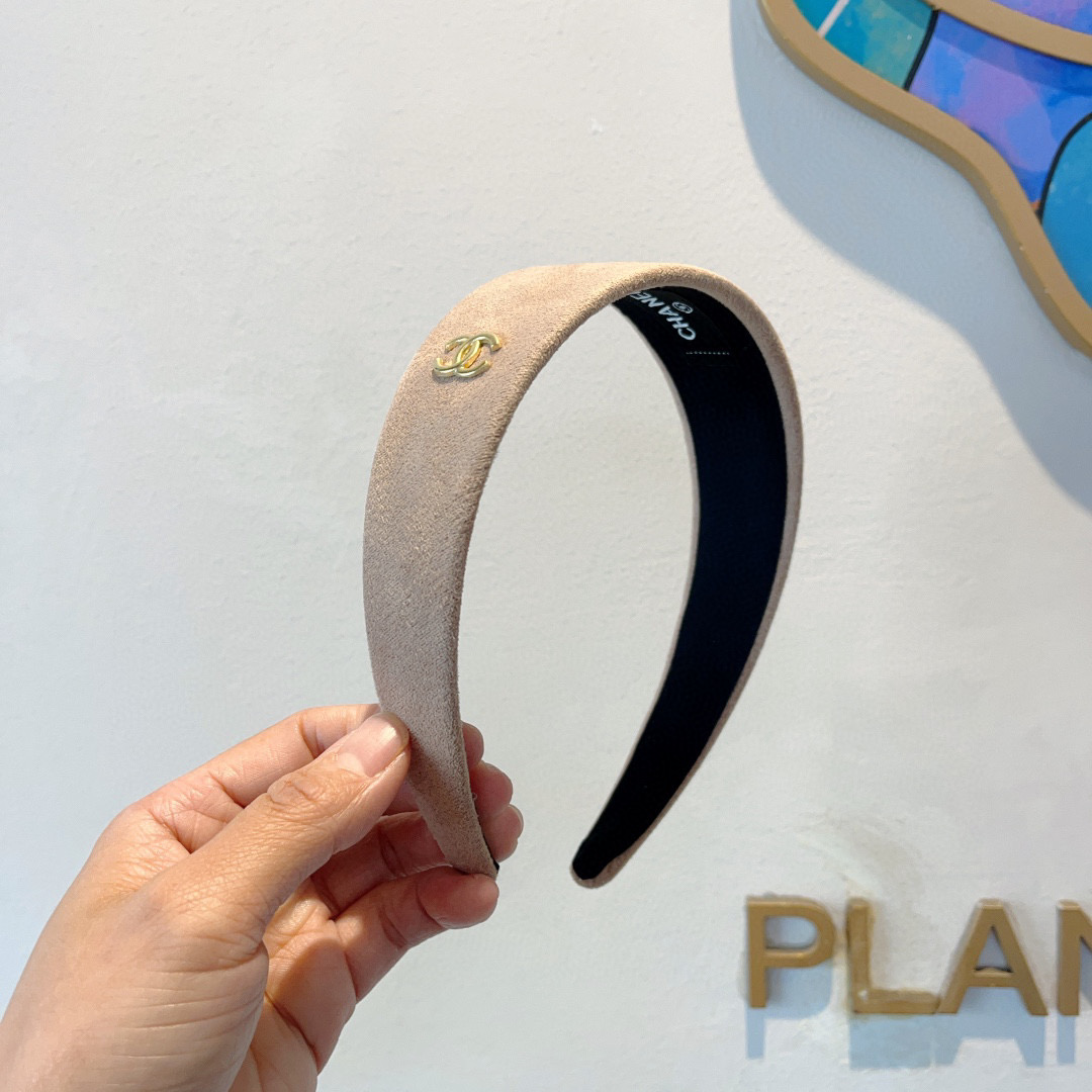 NO:300821,Packaging CHANEL (Chanel) new exquisite letter wide-edge headband, retro internet celebrity popular headband. Paired with high-end materials, super exquisite, fashionable and high-end versatile style. Hairpins, hairpins, chanel, chanel, hairpins19860909配包装 CHANEL（香奈儿）新款精美字母宽边发箍,复古网红爆款头箍 搭配高端材质,超精致,时尚高级感百搭款.发夹,发夹,chanel,chanel,hairpins,accessory