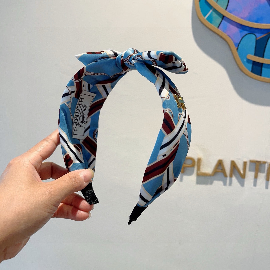Luxury Silk Packaging: Hermes Imports and Exports Exquisite Fabrics (19 words)