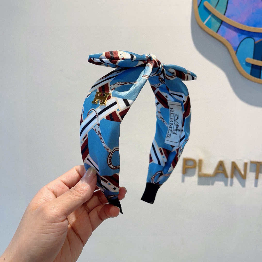 Luxury Silk Packaging: Hermes Imports and Exports Exquisite Fabrics (19 words) - 图片 2