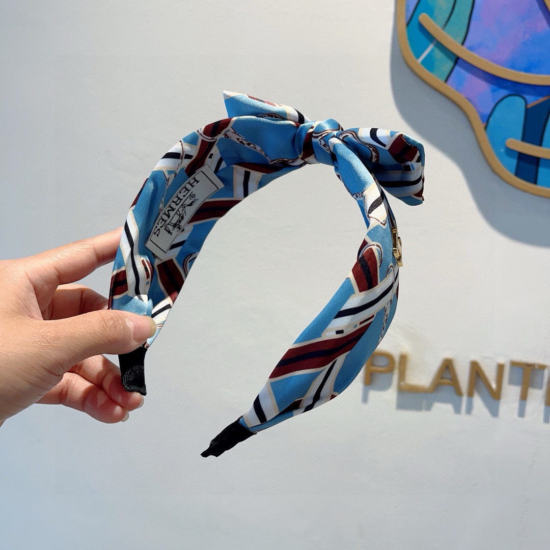Luxury Silk Packaging: Hermes Imports and Exports Exquisite Fabrics (19 words) - 图片 4