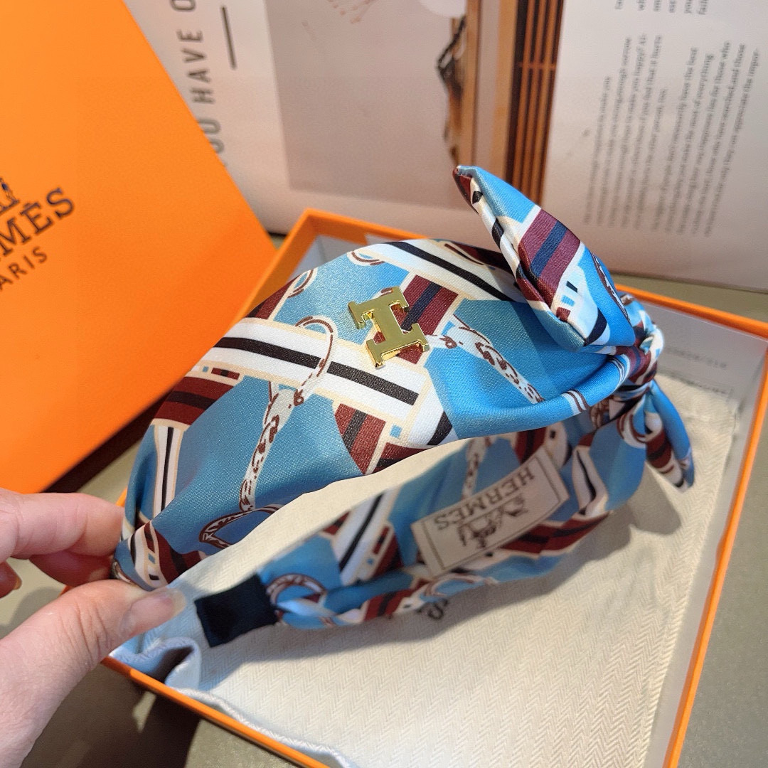 Luxury Silk Packaging: Hermes Imports and Exports Exquisite Fabrics (19 words) - 图片 6