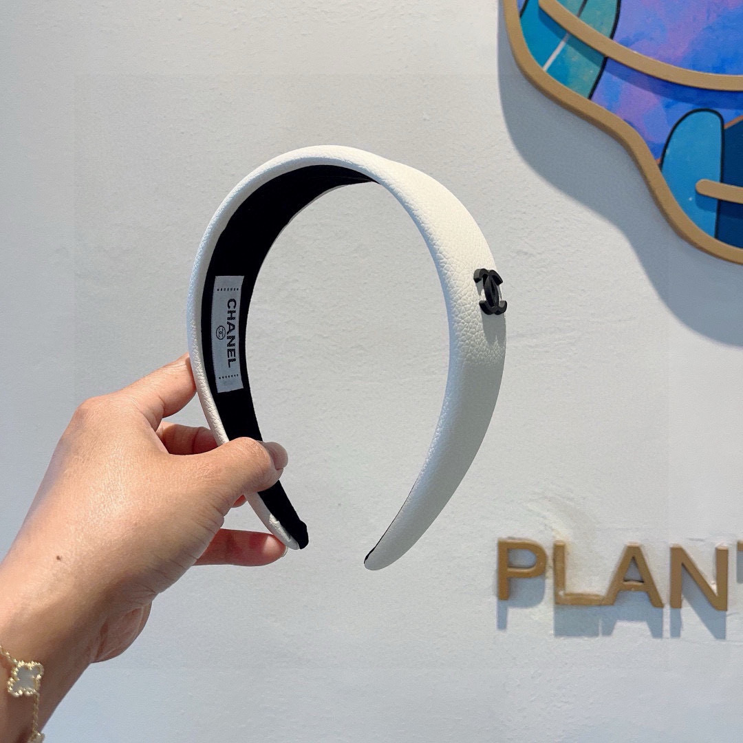 NO:300851,Packaging CHANEL (Chanel) latest lychee pattern leather small fragrance hairband, retro headband, popular internet celebrity products recommended. It is matched with high-end materials, super exquisite, fashionable and versatile. Hairpins, hairpins, chanel, chanel, hairpins19860909配包装 CHANEL（香奈儿）最新款荔枝纹皮小香发箍,复古头箍,网红爆款推荐 搭配高端材质,超精致,时尚百搭.发夹,发夹,chanel,chanel,hairpins,accessory