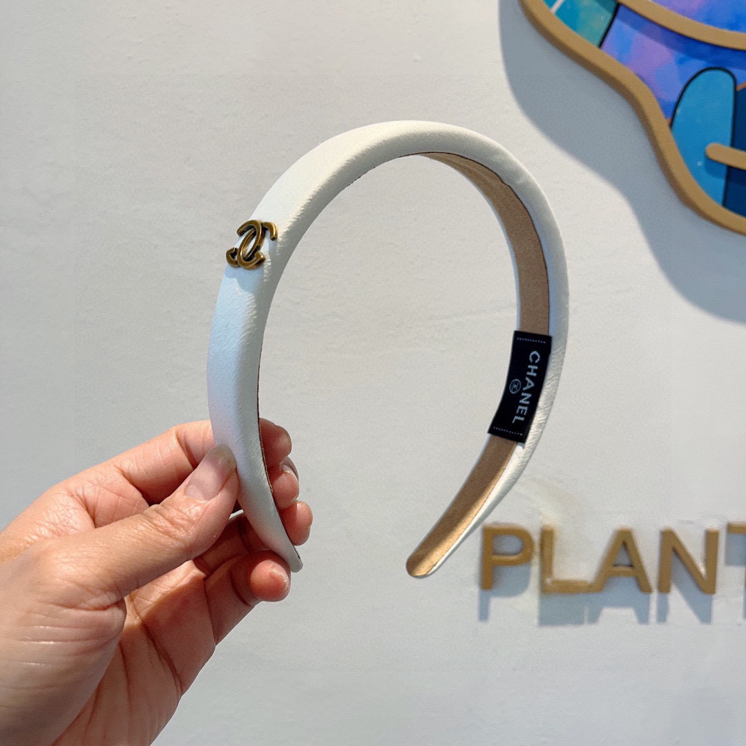 NO:300859,Packaging CHANEL (Chanel) latest small-scented satin headband, new product huge face-showing small headband, popular internet celebrity products recommended, paired with high-end dual C logo, super exquisite, fashionable and versatile!  hairpins, hairpins, chanel, chanel, hairpins19860909配包装 CHANEL（香奈儿）最新款小香缎面发箍,新品巨显脸小头箍,网红爆款推荐 搭配高端双Ｃlogo ,超精致时尚百搭！发夹,发夹,chanel,chanel,hairpins,accessory