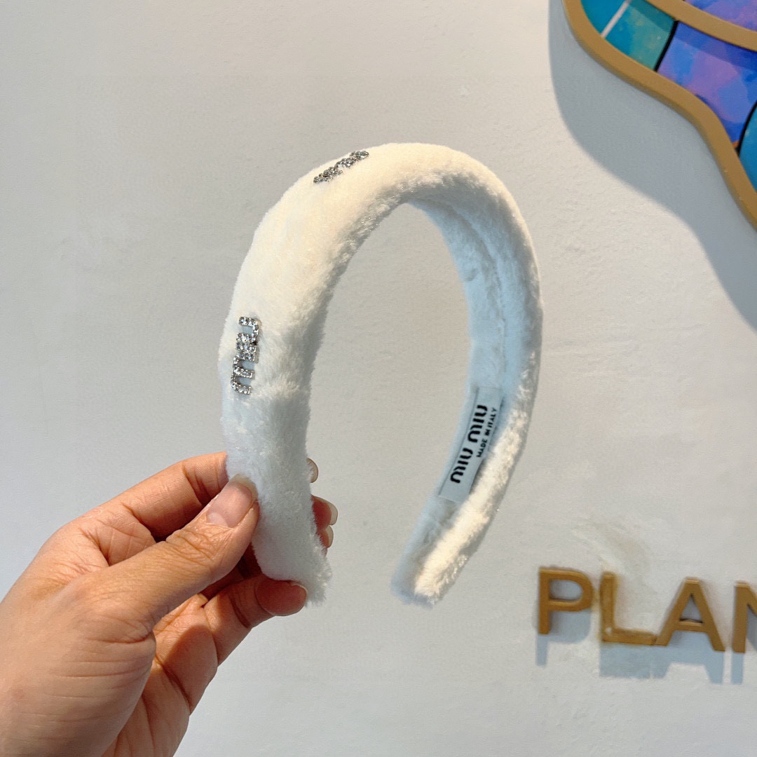 NO:300861,Packaging MIUMIU (Miao Miao) new handmade headband in autumn and winter, original single product, simple and versatile, a must-have for trendy women, super high-end!  hairpins, hairpins, miumiu, hairpins19860909配包装 MIUMIU（缪缪）秋冬新款手工制作发箍,原单货,简约百搭,潮女必备品,超级的高大上！发夹,发夹,miumiu,hairpins,accessory