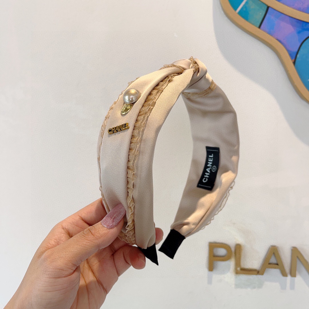 NO:300865,Packaging CHANEL's latest small fragrant headband, new product huge face-showing small headband, popular internet celebrity products, paired with high-end dual C logo, super exquisite, fashionable and versatile!  hairpins, hairpins, chanel, chanel, hairpins19860909配包装 CHANEL（香奈儿）最新款小香发箍,新品巨显脸小头箍,网红爆款推荐 搭配高端双Ｃlogo ,超精致时尚百搭！发夹,发夹,chanel,chanel,hairpins,accessory