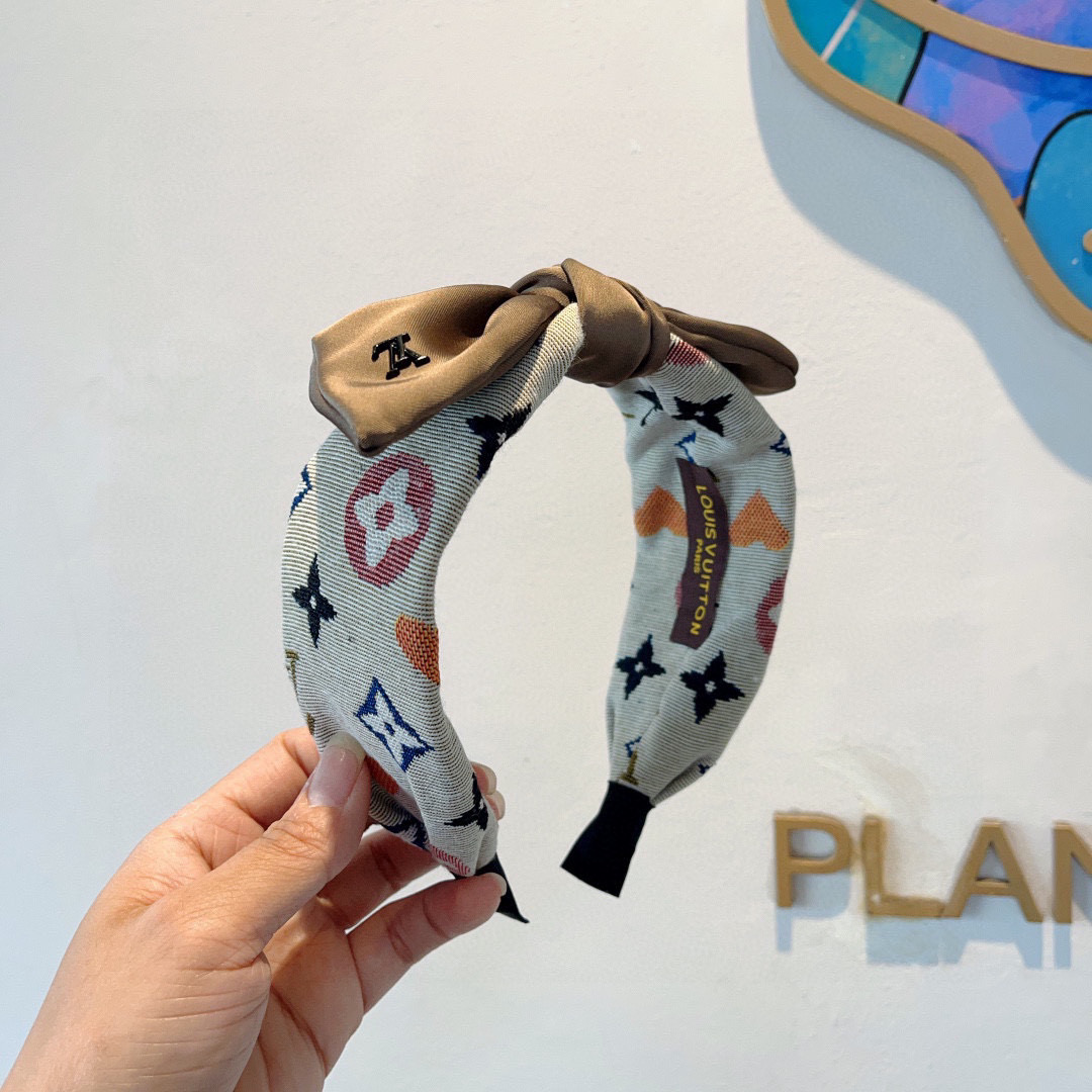 NO:300867,Packaged by LV Louis Vuitton, popular new bow wide version headband, fashionable headband, the latest style of the counter is coming to be fashionable and versatile, and goddess must enter!  hairpin, hairpin, louis vuitton, louis vuitton, hairpins19860909配包装 LV 路易威登 火爆新款蝴蝶结宽版发箍,时尚头箍,专柜最最新款来袭时尚百搭,女神必入 ！发夹,发夹,louis vuitton,louis vuitton,hairpins,accessory