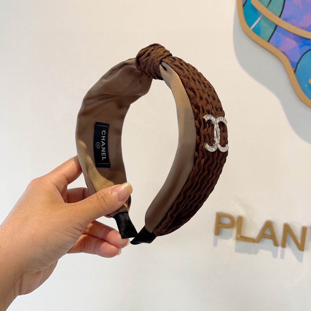 NO:300850,Packaging CHANEL (Chanel) Internet celebrity new small fragrant wide version headband, fragrant grandma headband, retro headband, popular internet celebrity products super exquisite, fashionable and versatile!  hairpins, hairpins, chanel, chanel, hairpins19860909配包装 CHANEL（香奈儿）网红新款小香宽版发箍,香奶奶头箍,复古头箍,网红爆款推荐 超精致,时尚百搭！发夹,发夹,chanel,chanel,hairpins,accessory