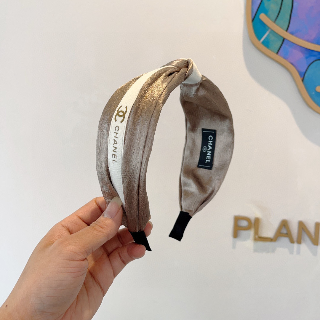 NO:300749,Packaging CHANEL (Chanel) new exquisite letter wide-edge headband, retro internet celebrity popular headband. Paired with high-end materials, super exquisite, fashionable and high-end versatile style. Hairpins, hairpins, chanel, chanel, hairpins19860909配包装 CHANEL（香奈儿）新款精美字母宽边发箍,复古网红爆款头箍 搭配高端材质,超精致,时尚高级感百搭款.发夹,发夹,chanel,chanel,hairpins,accessory