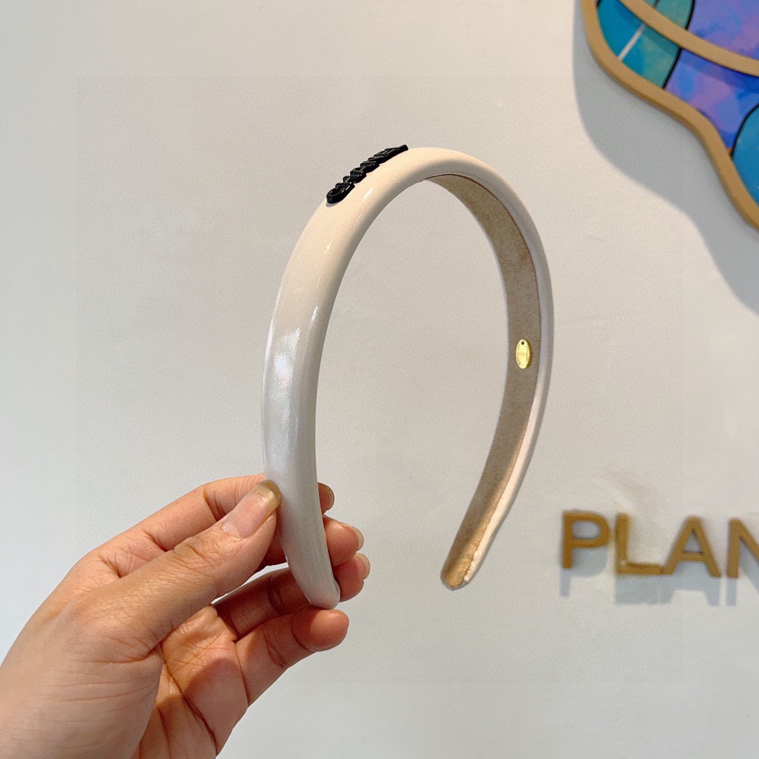 NO:300757,Packaging CHANEL (Chanel) new patent leather high-end headband, new product huge face-showing small headband, popular internet celebrity products recommended, paired with high-end dual C logo, super exquisite, fashionable and versatile!  hairpins, hairpins, chanel, chanel, hairpins19860909配包装 CHANEL（香奈儿）新款漆皮高端发箍,新品巨显脸小头箍,网红爆款推荐 搭配高端双Ｃlogo ,超精致时尚百搭！发夹,发夹,chanel,chanel,hairpins,accessory